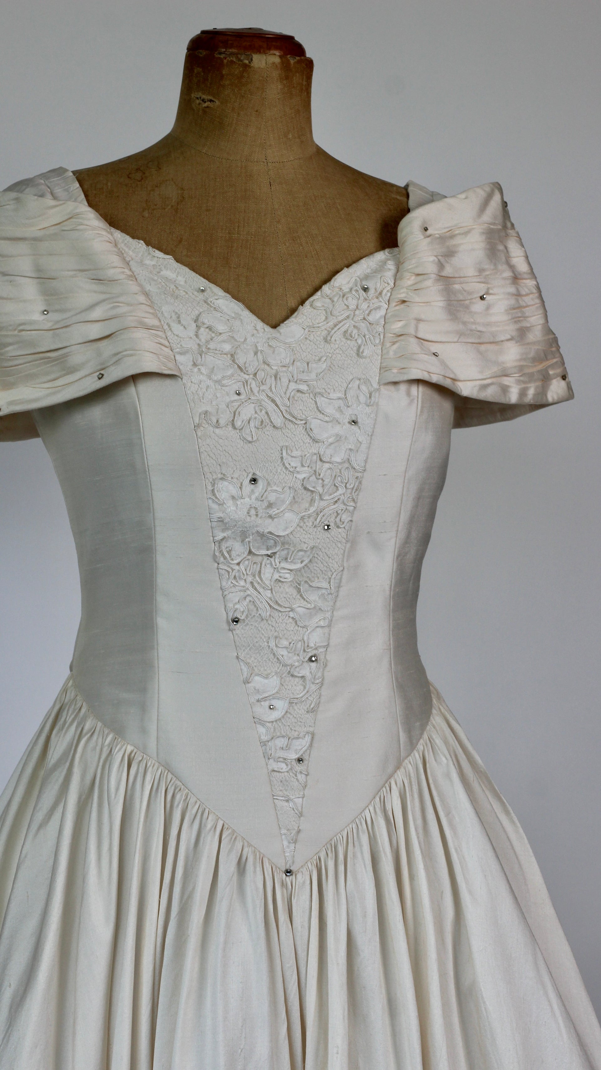 1980s Off-the-shoulder Silk Wedding Dress//Size M