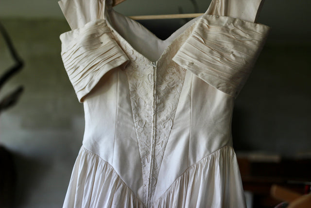 1980s Off-the-shoulder Silk Wedding Dress//Size M