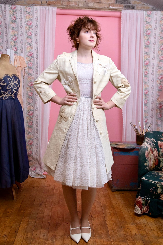 1990s Italien Designer Ivory Light Coat Decorated with Fabric Bows//Size M