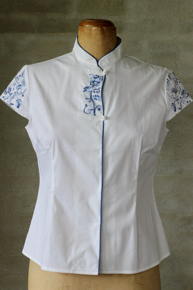 1990s White Blouse With Blue Embroidery/Size M