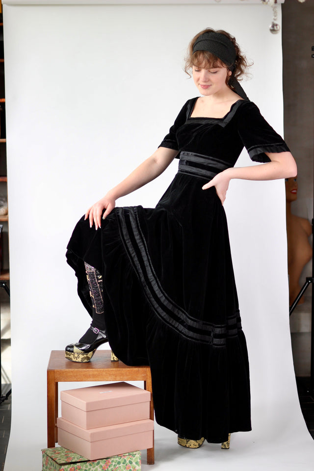 1960s Vintage Black Maxi Velvet Dress//Size S