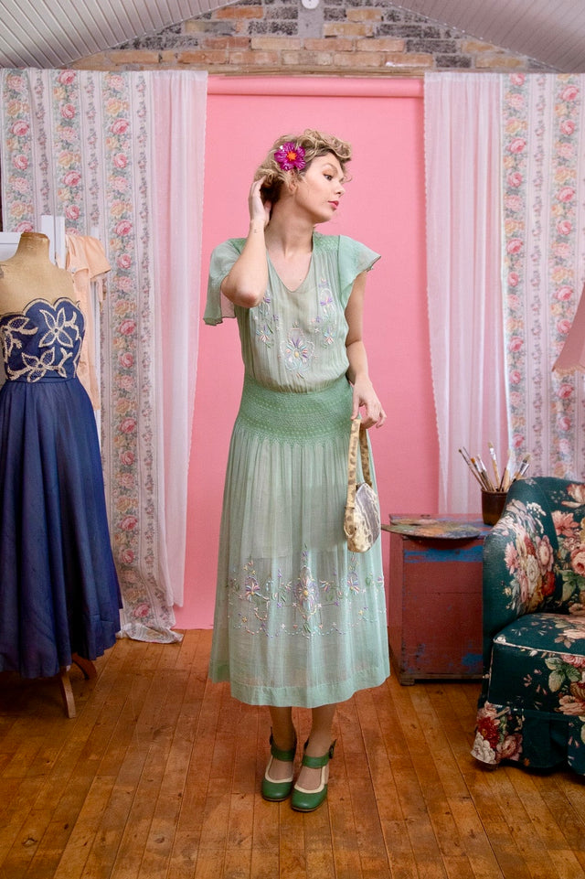 1920s 1930s Hungarian Embroidered Short Sleeve Green Dress//Size M/L