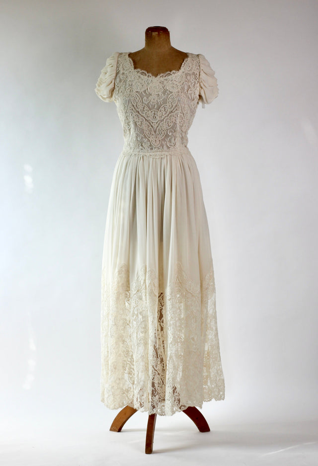 1970s Tailor made Silk Wedding Dress with Laces // Size S