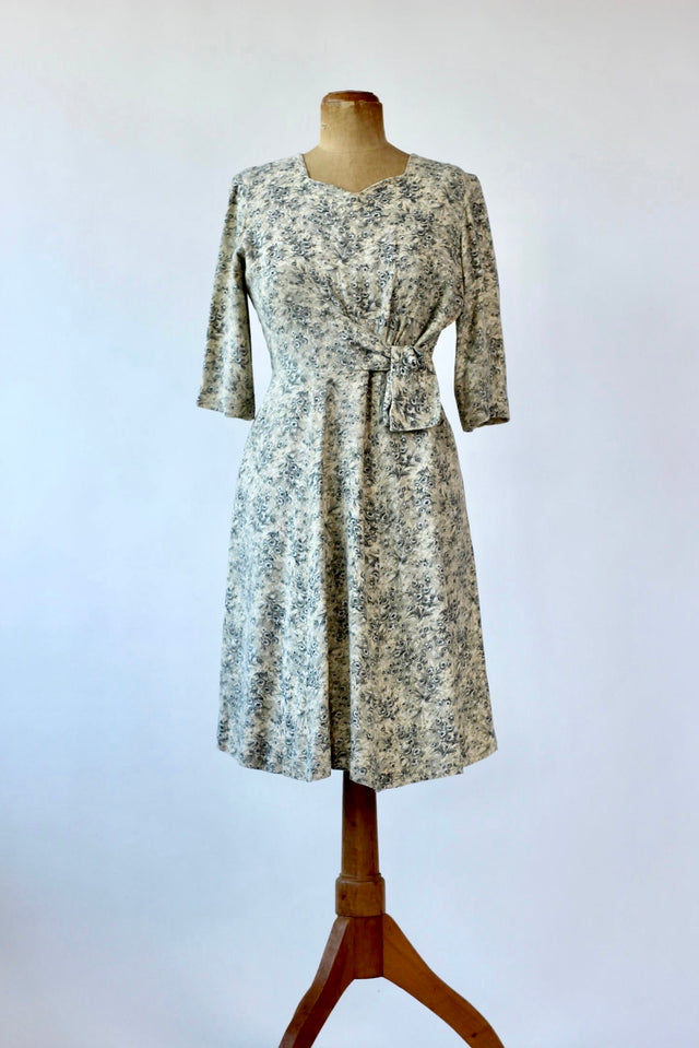 1940s Dress in Rayon with Flower Print//Size M