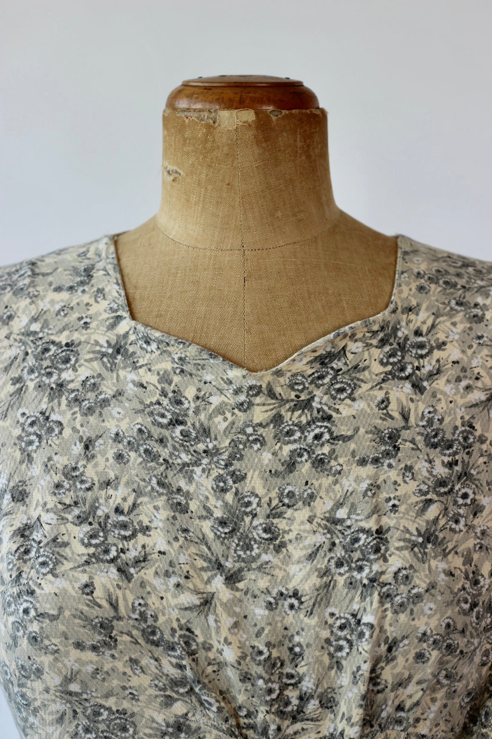 1940s Dress in Rayon with Flower Print//Size M