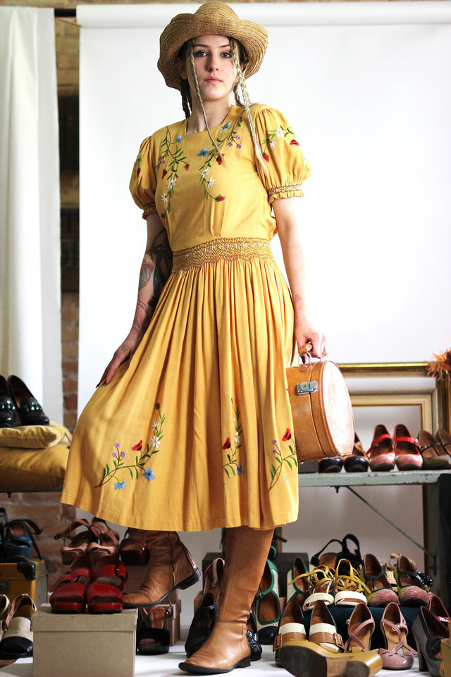 1930s 1940s Hungarian Peasant Hand Embroidered Short Sleeve Yellow Dress//Size S