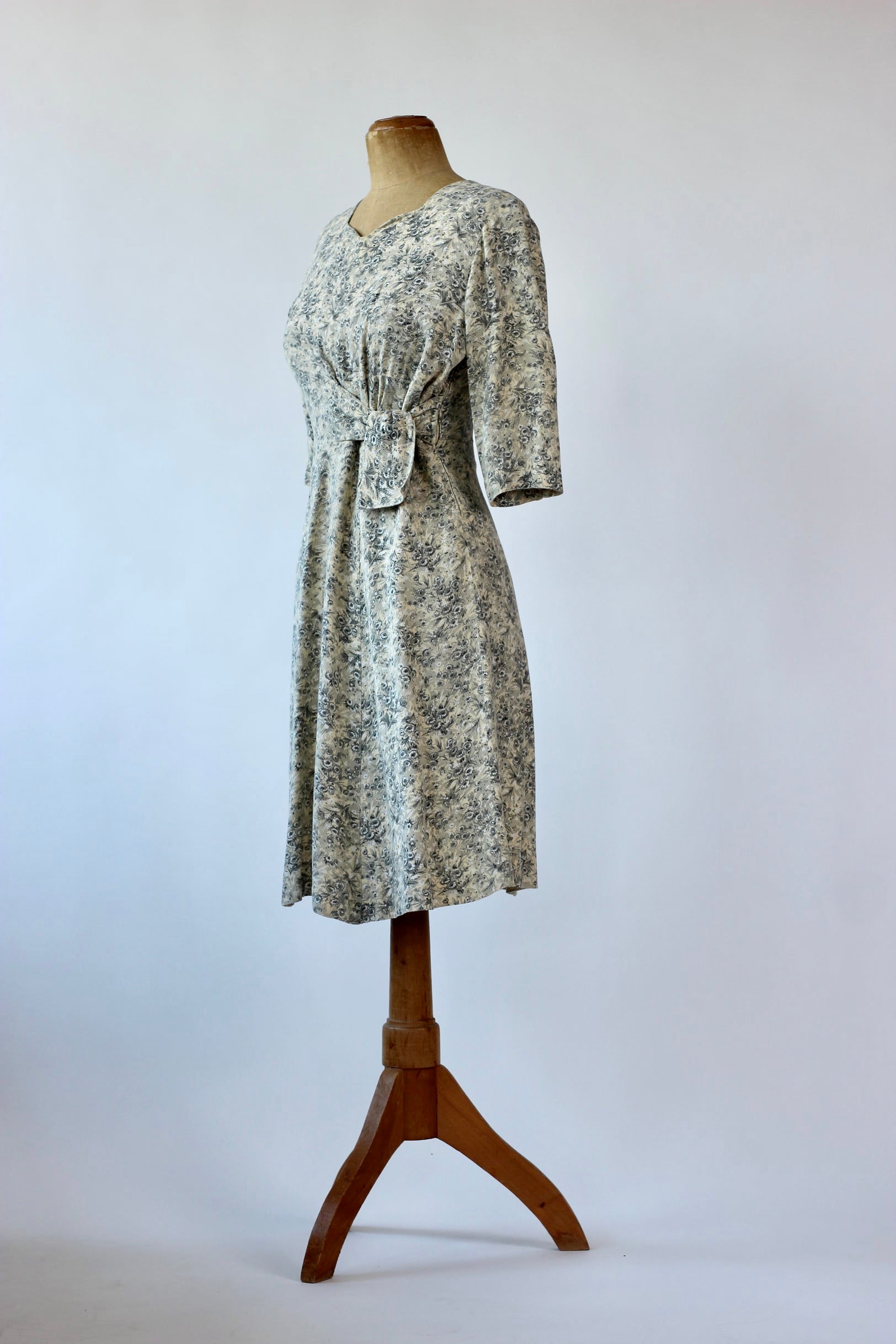 1940s Dress in Rayon with Flower Print//Size M