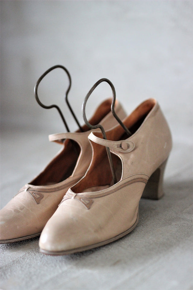 1920s Beige Leather Pumps//Size EU 37,5 US 7 UK 4.5