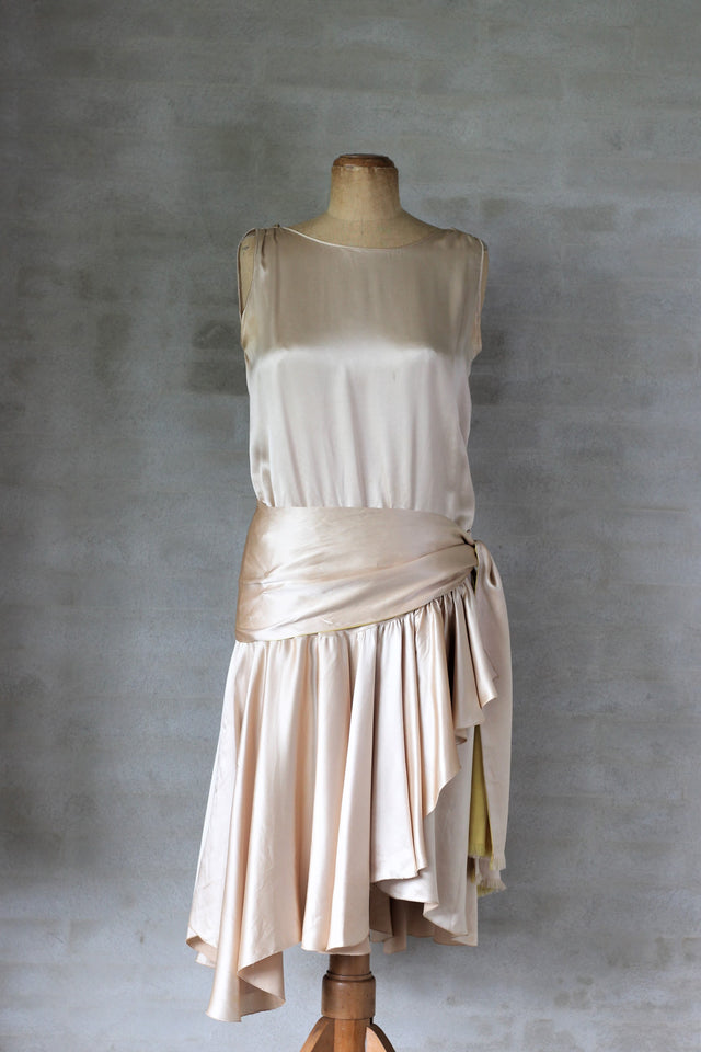 1920s Cream/Camel Silk Flapper Dress//Yellow Belt//Size S/M