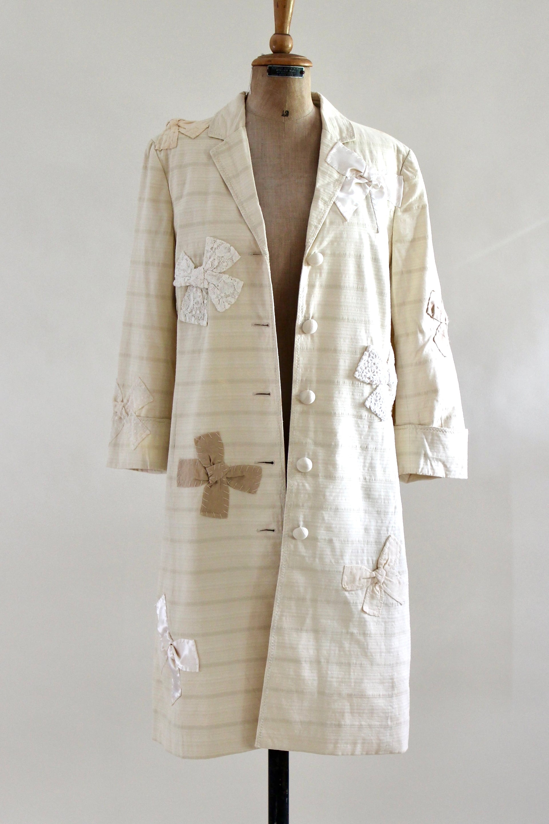 1990s Italien Designer Ivory Light Coat Decorated with Fabric Bows//Size M