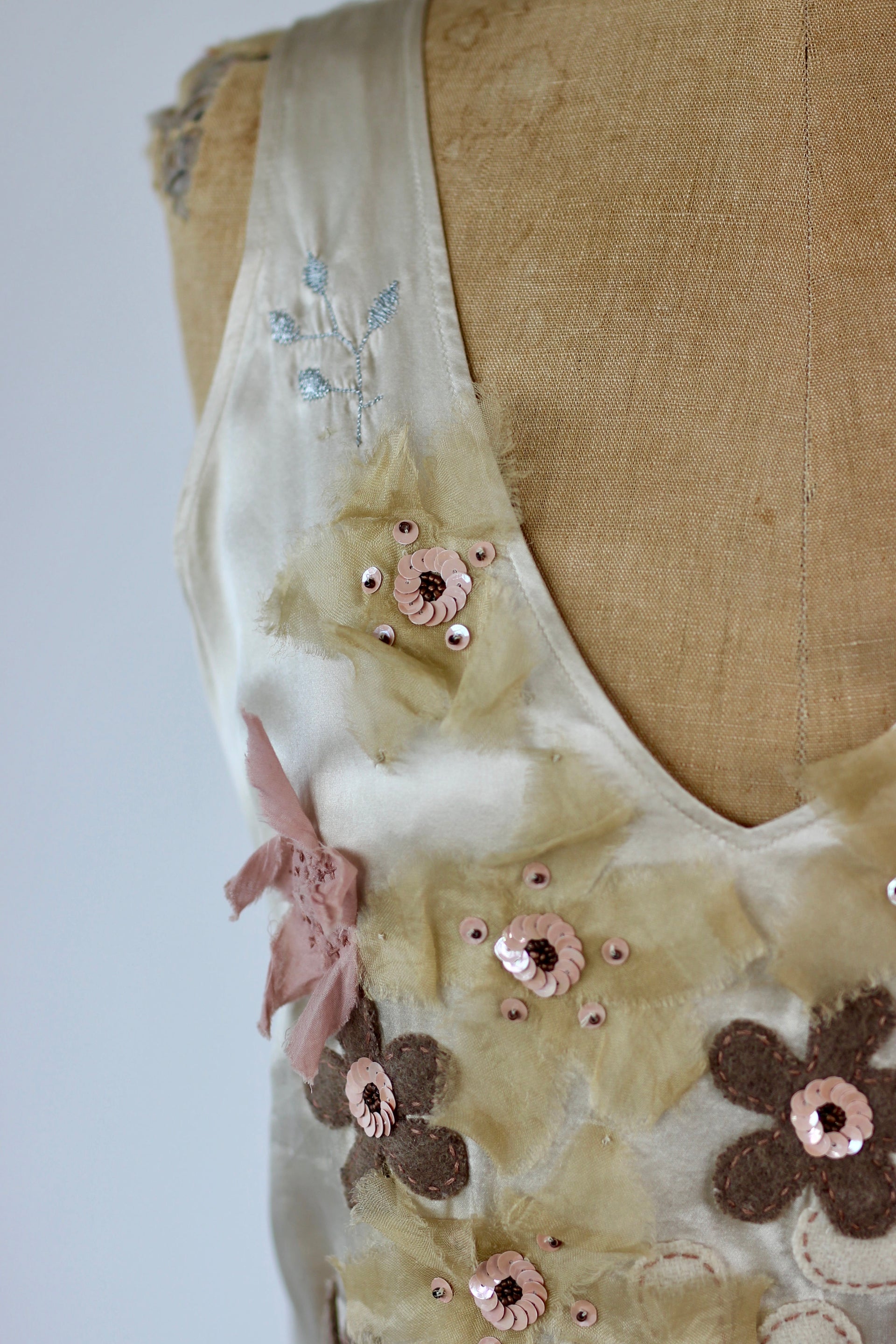 Vintage Ivory Sleeveles Silk Dress with Flower Applique //Danish Design//Size M