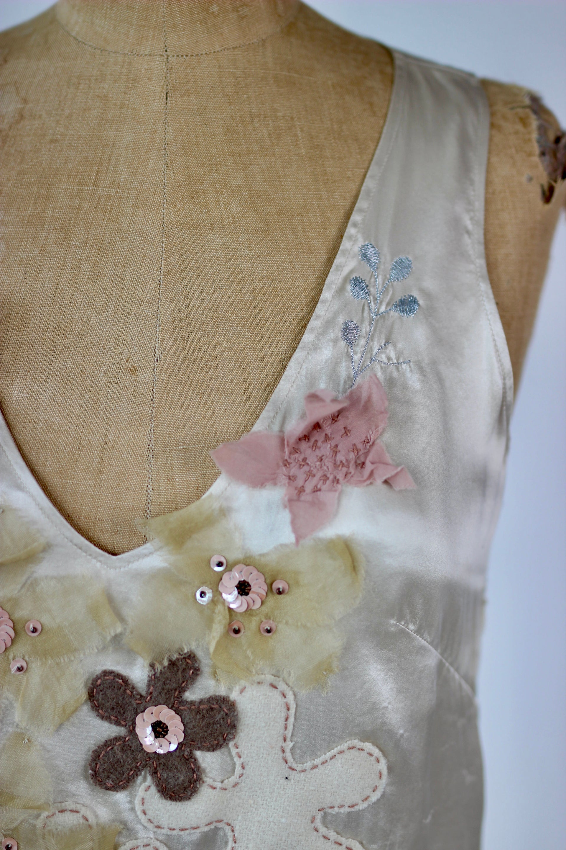 Vintage Ivory Sleeveles Silk Dress with Flower Applique //Danish Design//Size M
