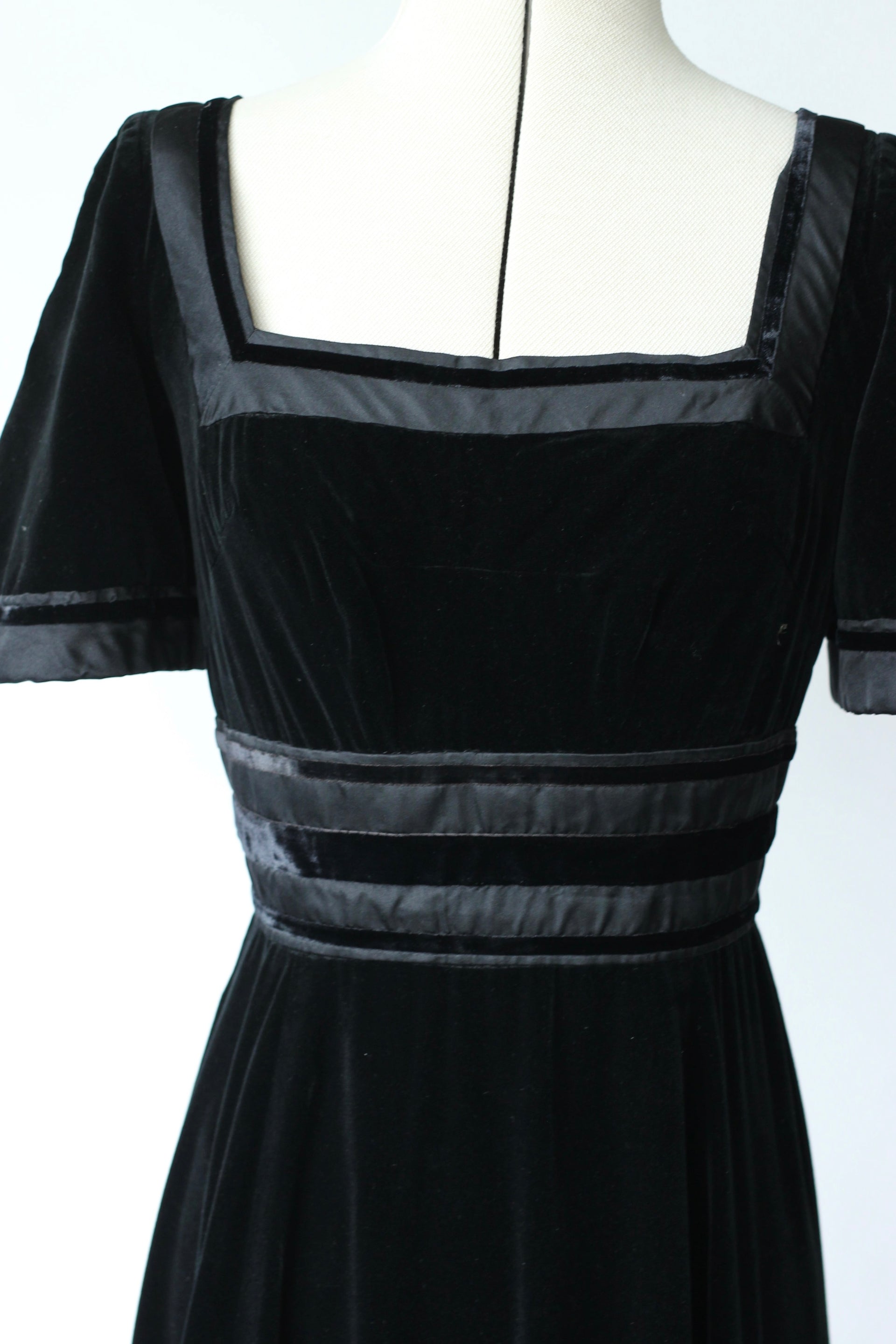1960s Vintage Black Maxi Velvet Dress//Size S