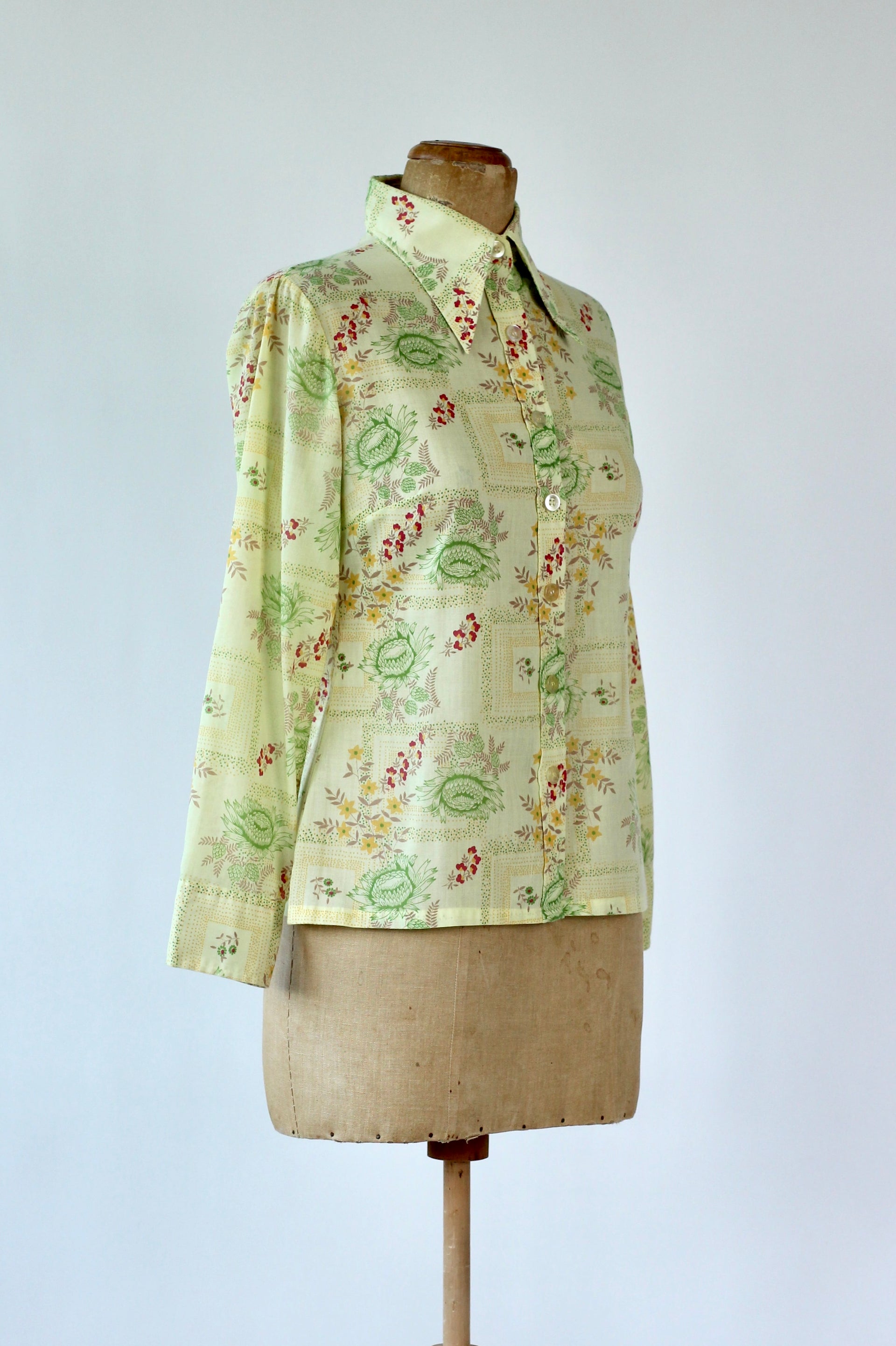 1970s Vintage Yellow Shirt with Floral Pattern // Size S/M
