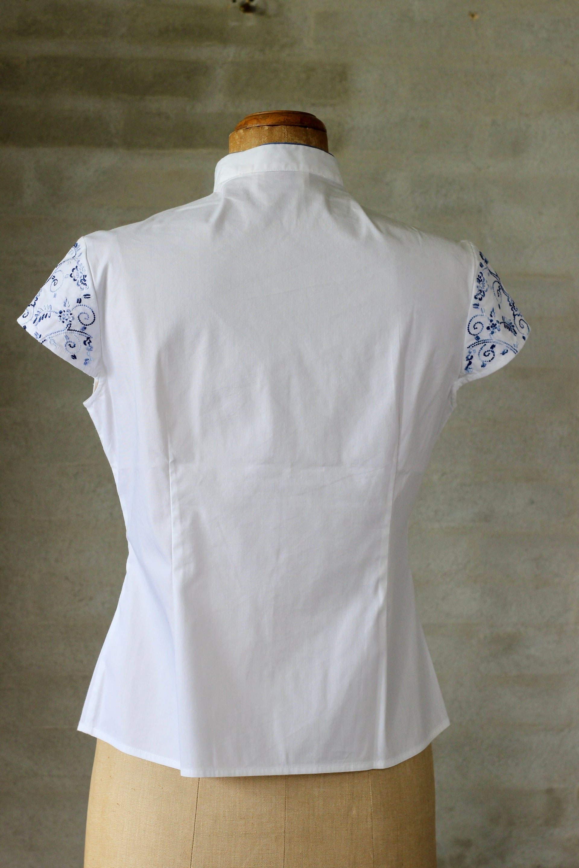 1990s White Blouse With Blue Embroidery/Size M