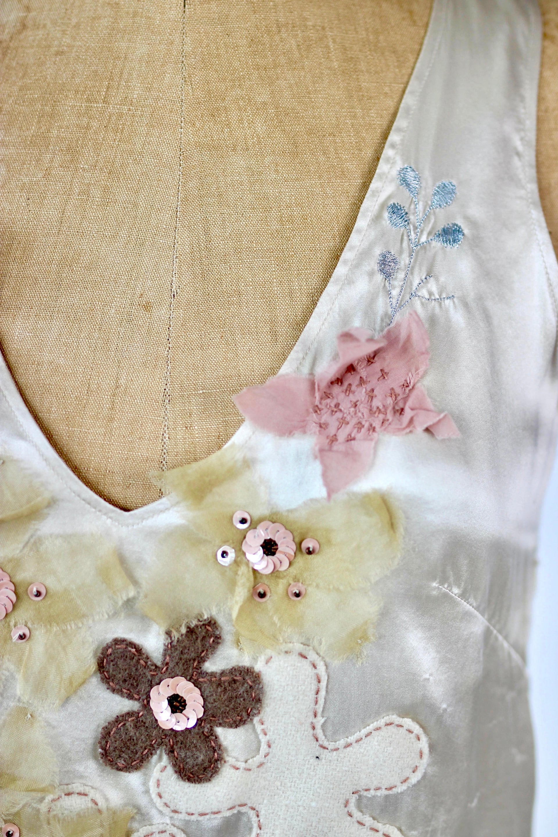 Vintage Ivory Sleeveles Silk Dress with Flower Applique //Danish Design//Size M