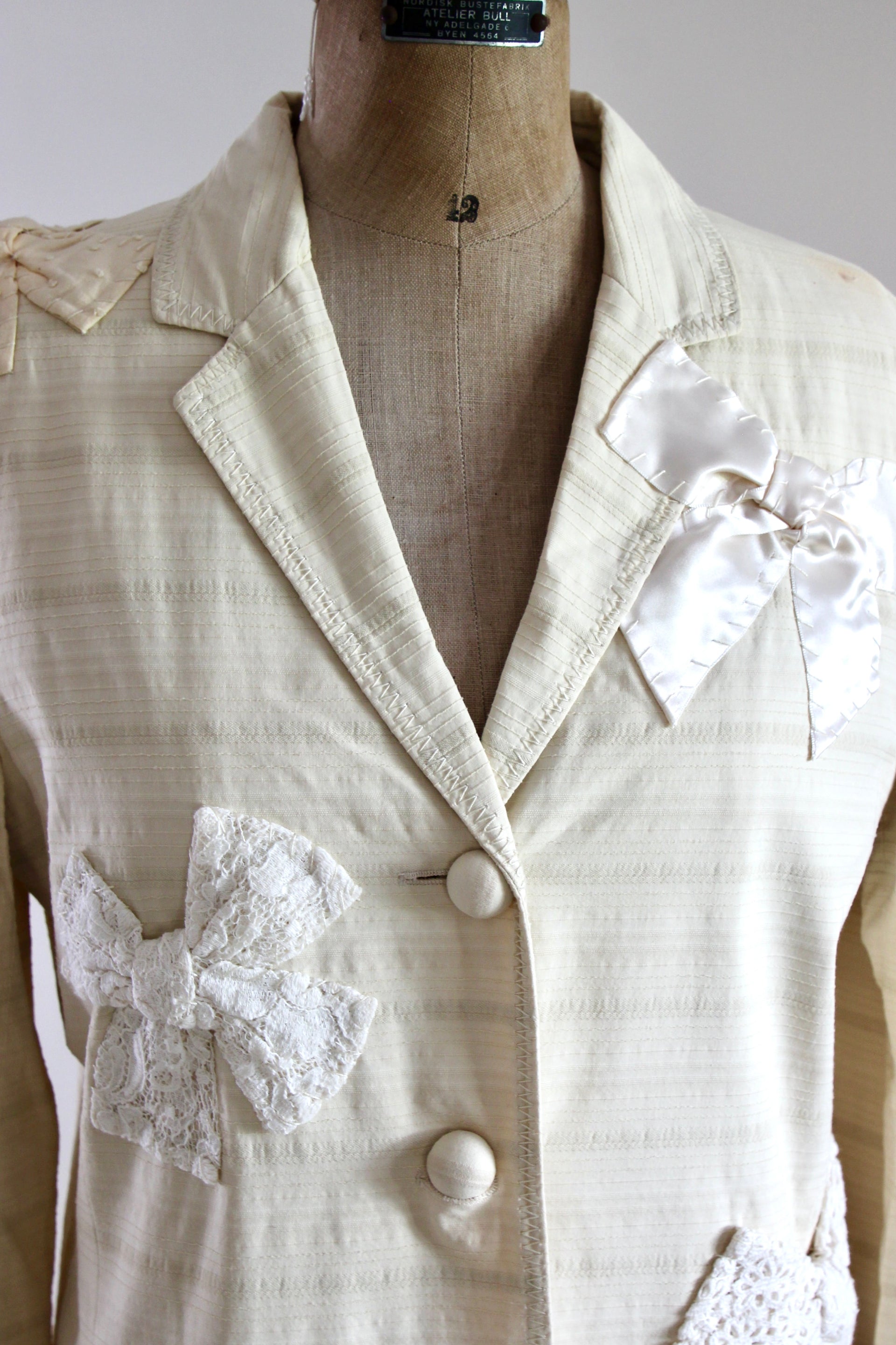 1990s Italien Designer Ivory Light Coat Decorated with Fabric Bows//Size M