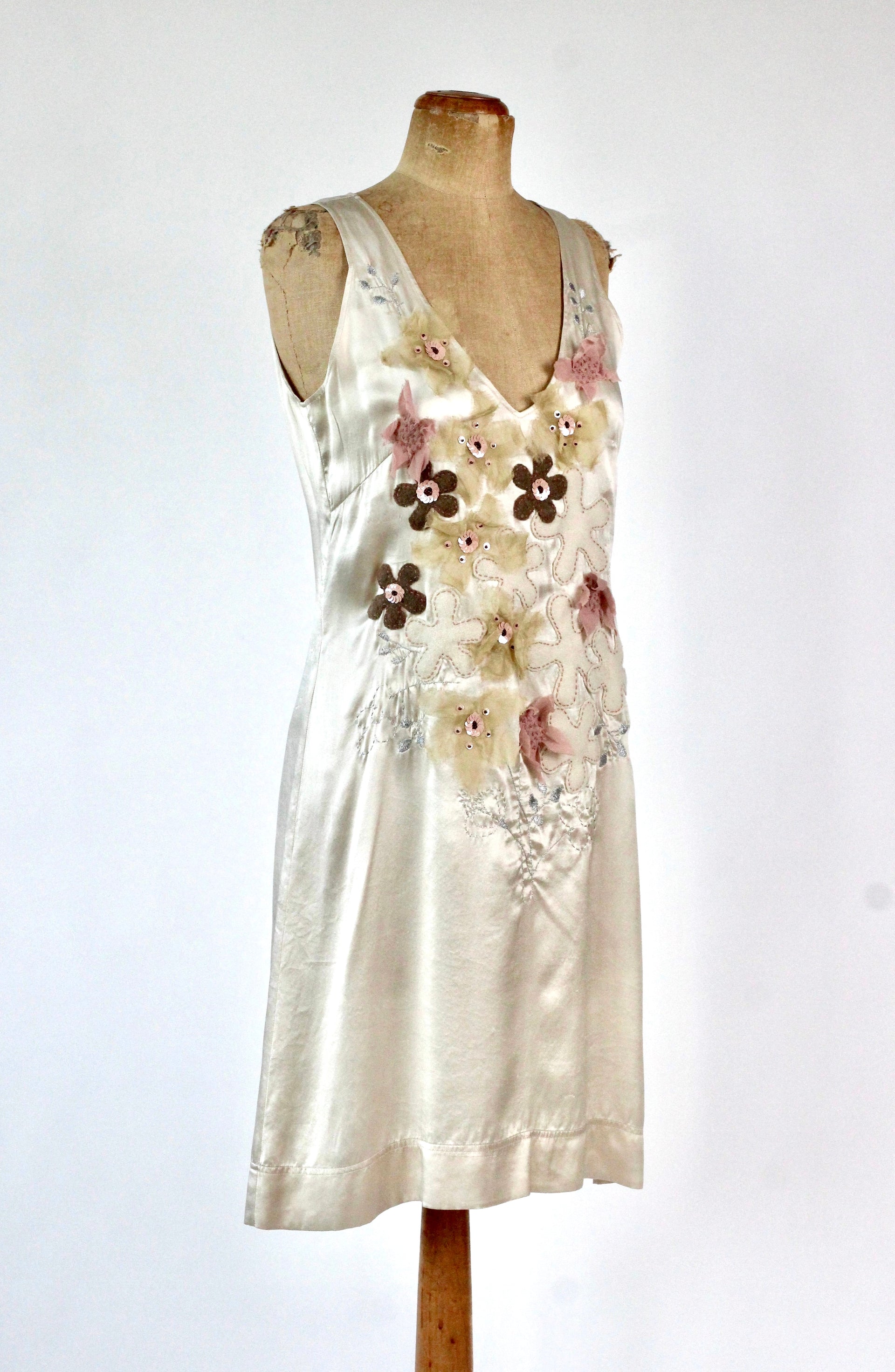 Vintage Ivory Sleeveles Silk Dress with Flower Applique //Danish Design//Size M
