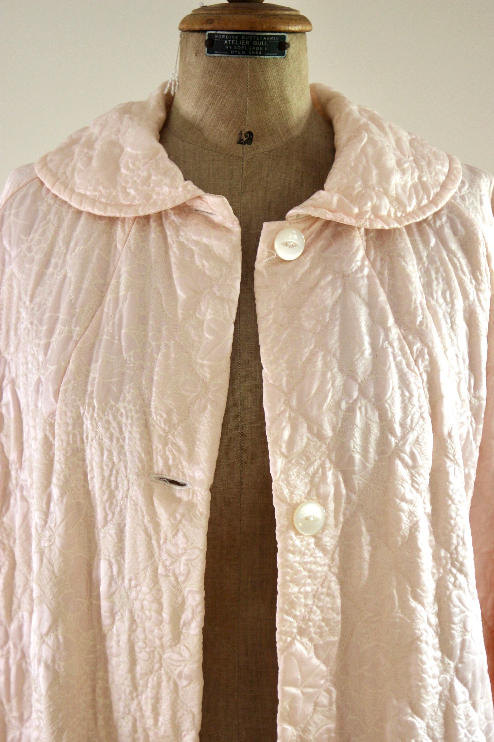 1960s Baby Pink Satin Quilted Robe//Light Coat//Oversized Coat//Size M-XL