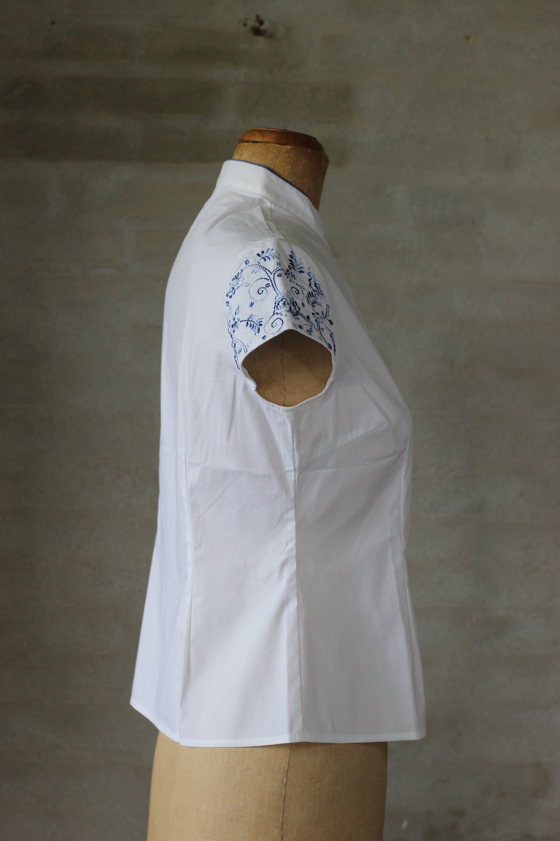 1990s White Blouse With Blue Embroidery/Size M