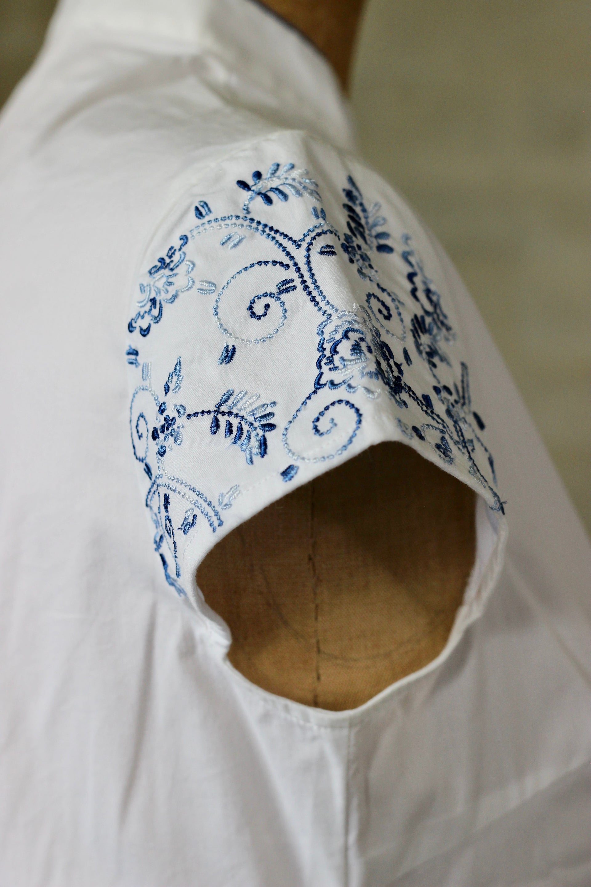 1990s White Blouse With Blue Embroidery/Size M