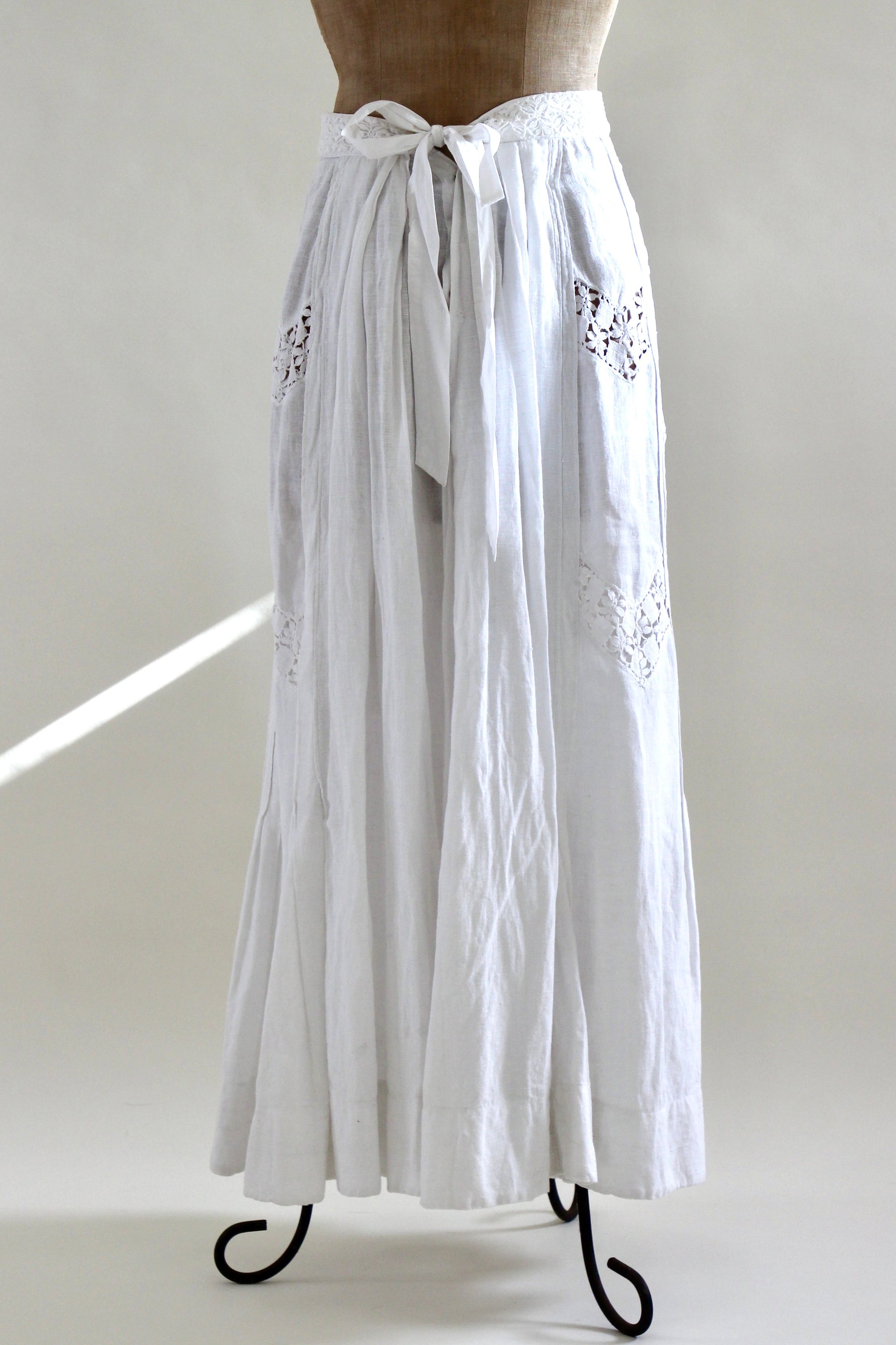 1960s 1970s High Waisted White Maxi Skirt // Size XS/S