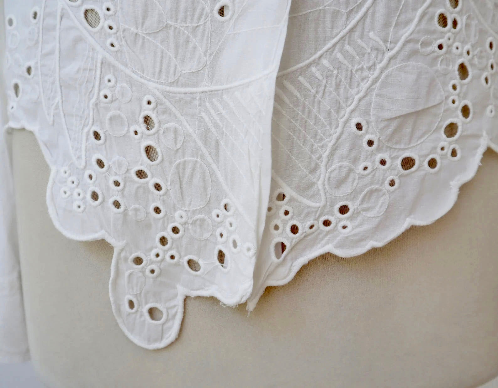 Vintage Broderie Anglaise White Blouse/Shirt // Size S/M