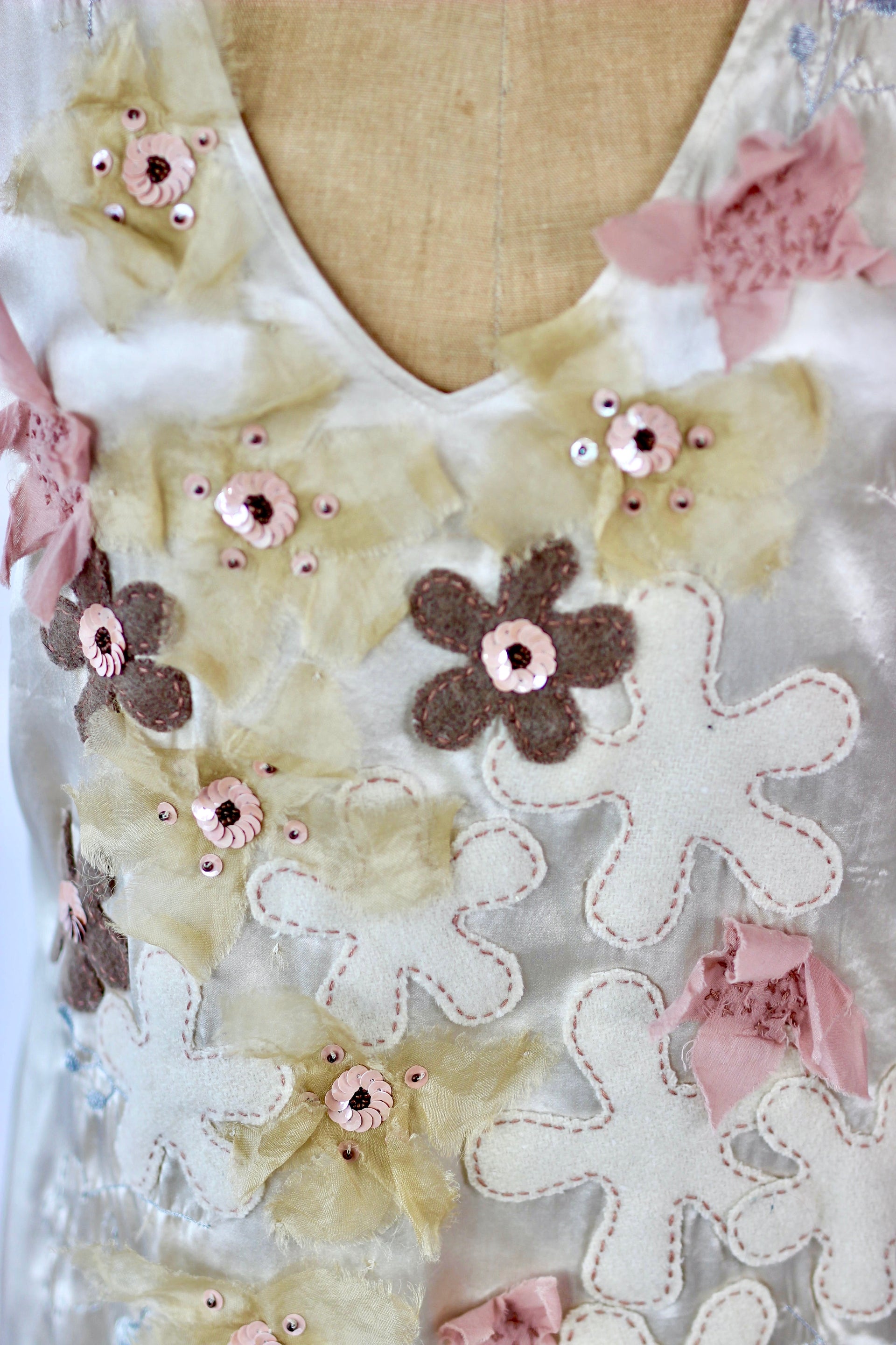 Vintage Ivory Sleeveles Silk Dress with Flower Applique //Danish Design//Size M