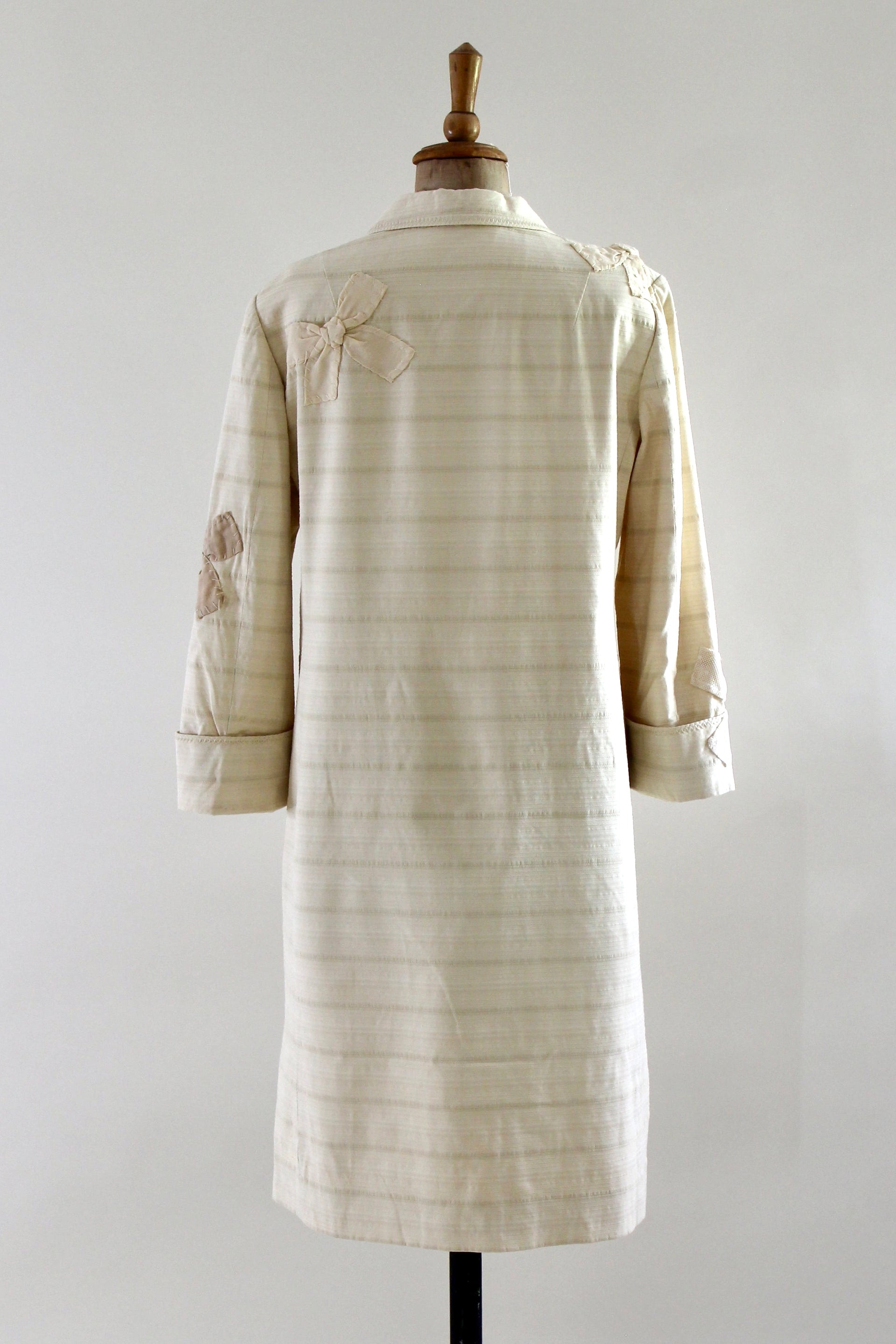 1990s Italien Designer Ivory Light Coat Decorated with Fabric Bows//Size M