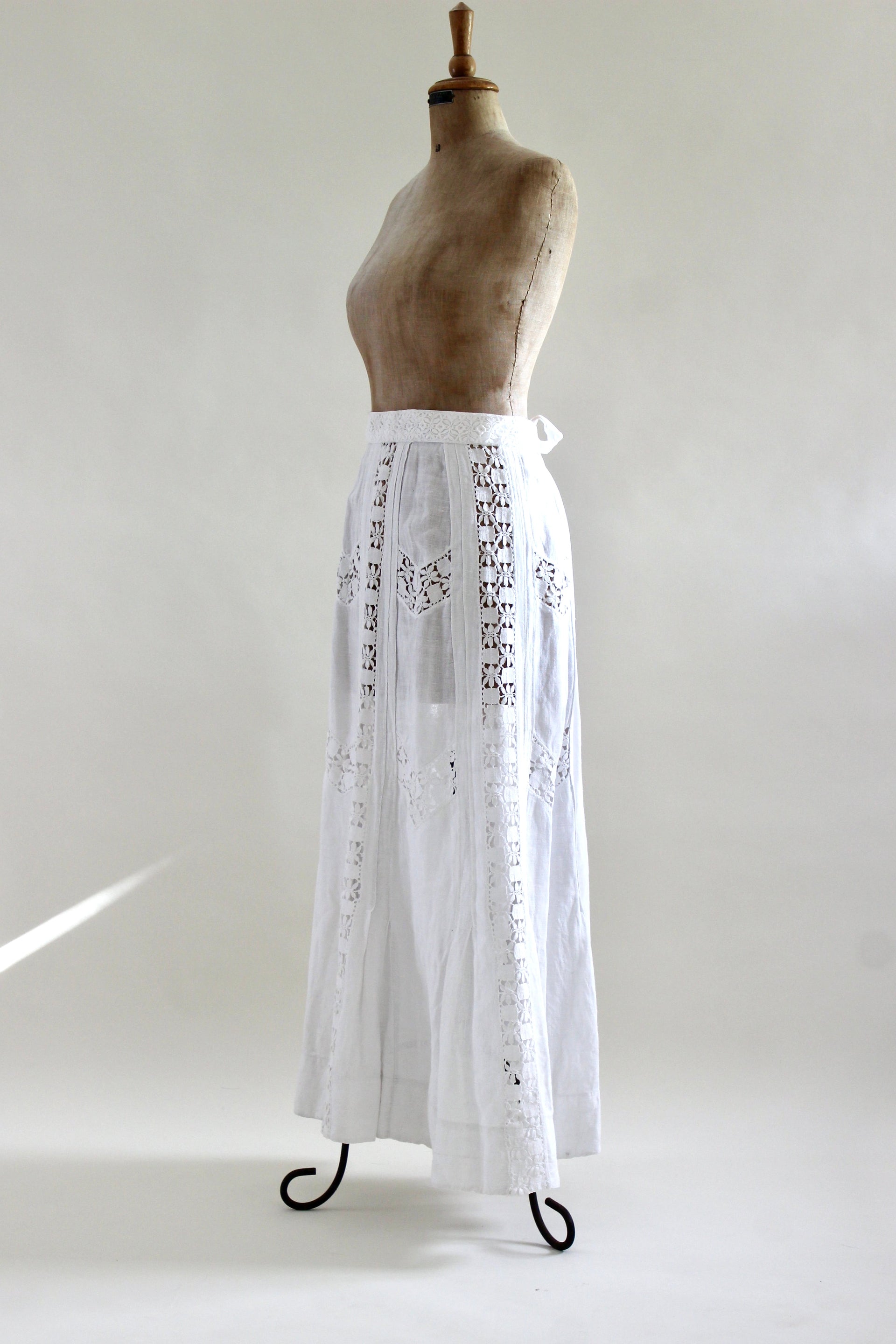 1960s 1970s High Waisted White Maxi Skirt // Size XS/S