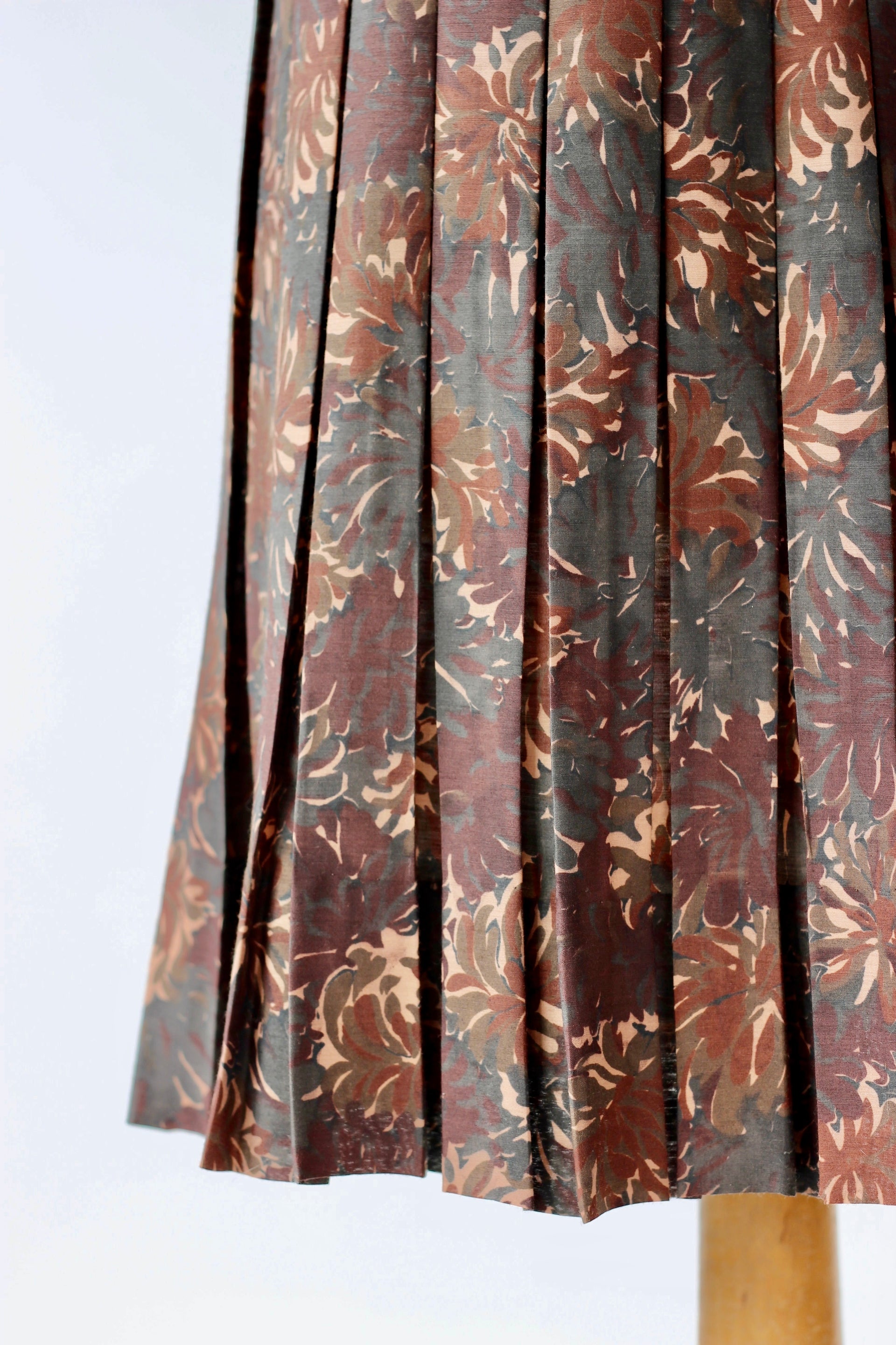 1950s Brown Cotton Dress with Abstract Floral Print//Size XS/S