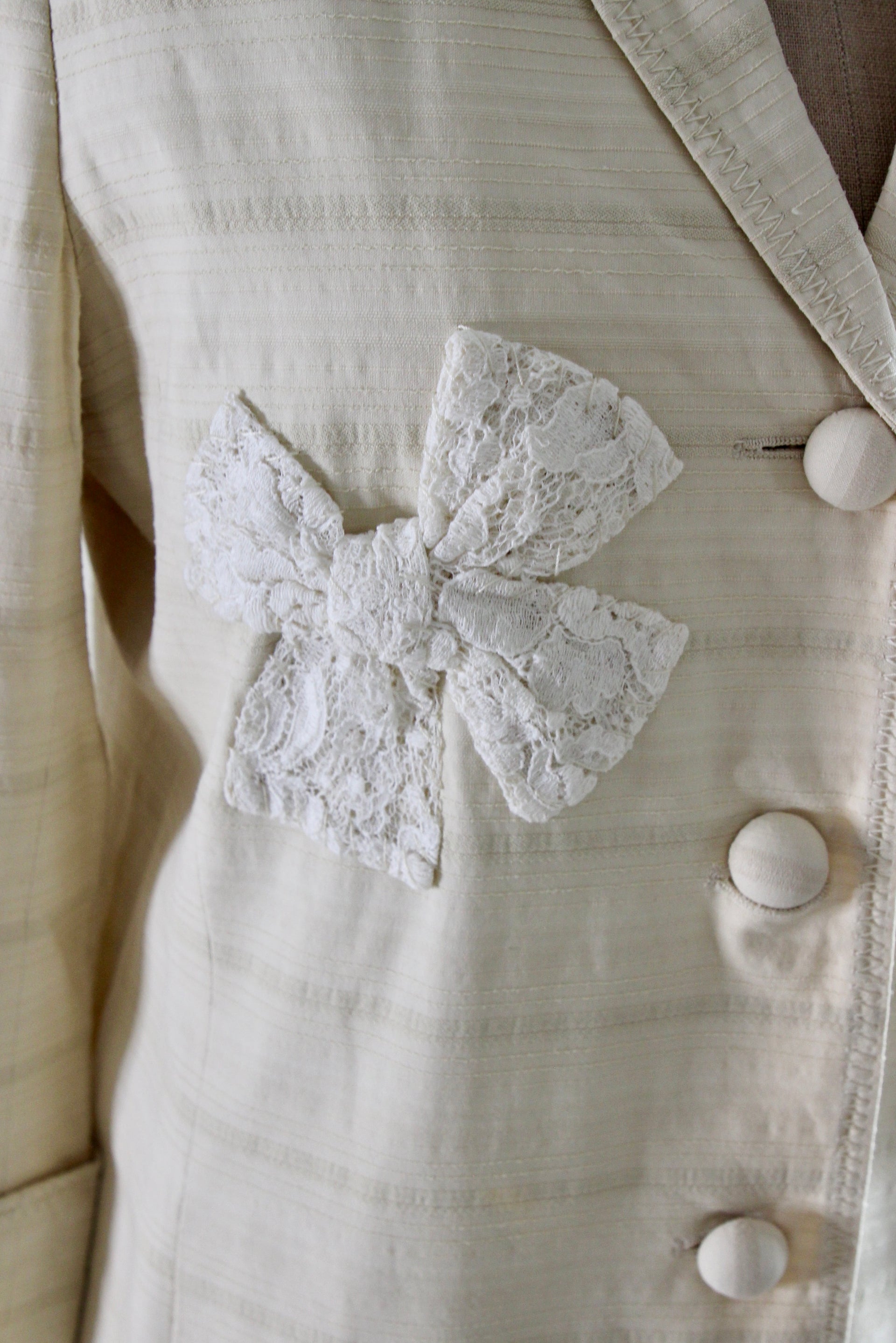 1990s Italien Designer Ivory Light Coat Decorated with Fabric Bows//Size M