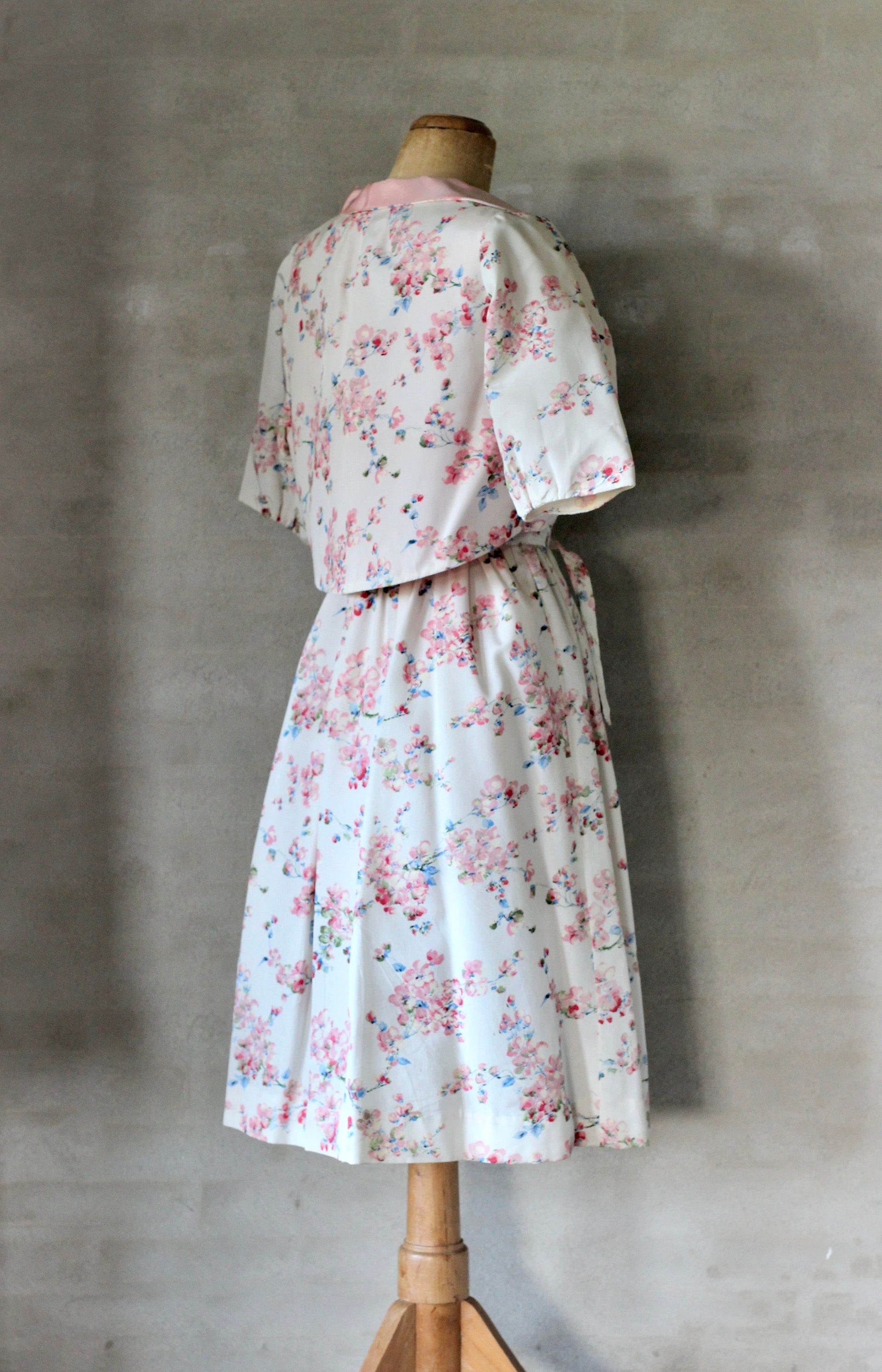 1950s White Taffeta Dress with Bolero//Blue and Pink Flowers//Size S/M