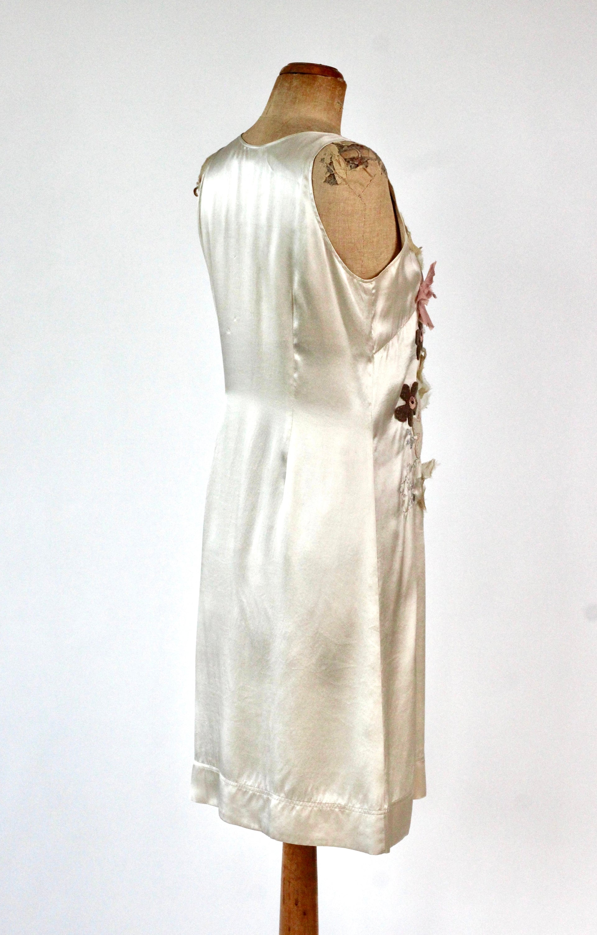 Vintage Ivory Sleeveles Silk Dress with Flower Applique //Danish Design//Size M