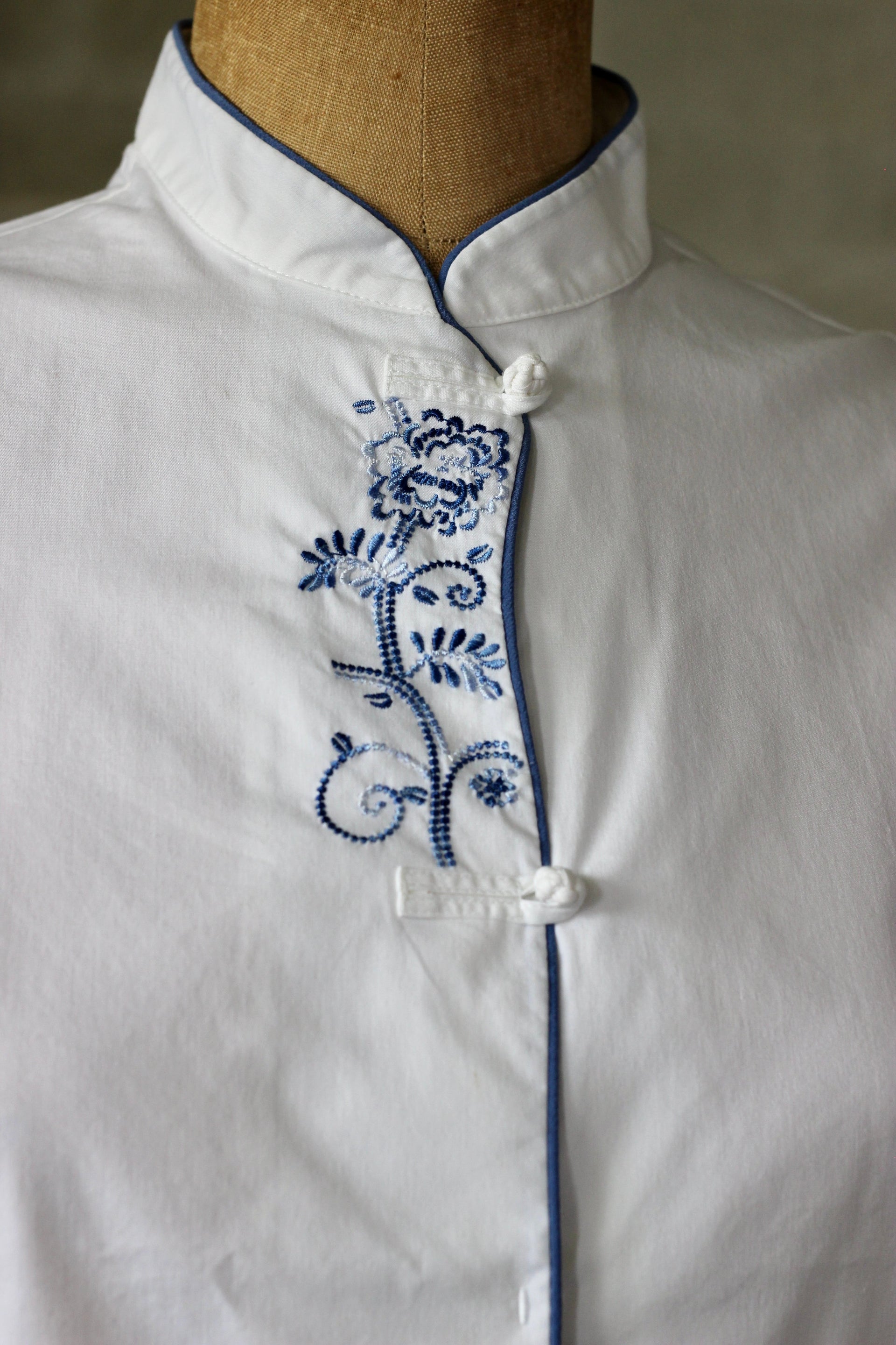 1990s White Blouse With Blue Embroidery/Size M
