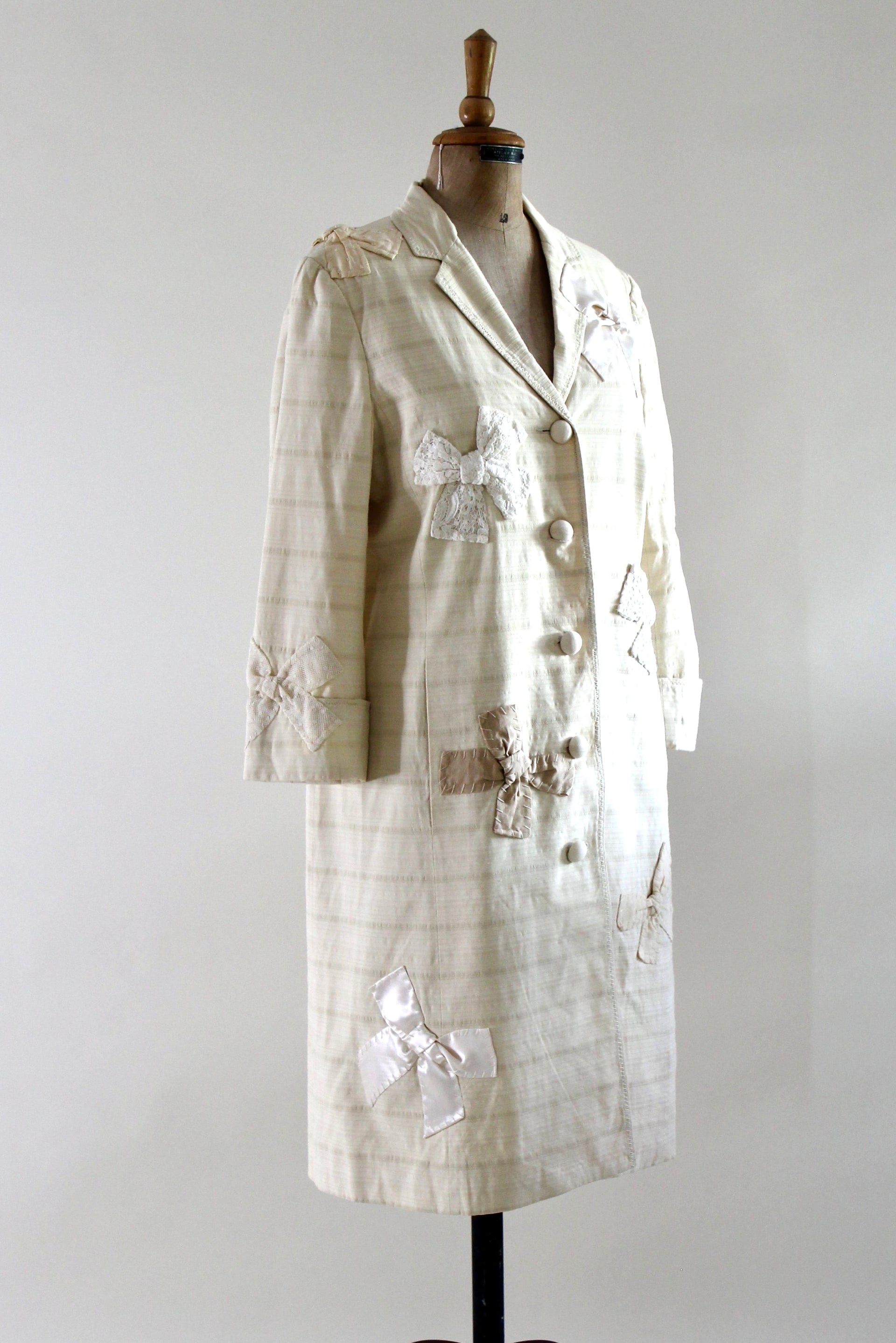 1990s Italien Designer Ivory Light Coat Decorated with Fabric Bows//Size M