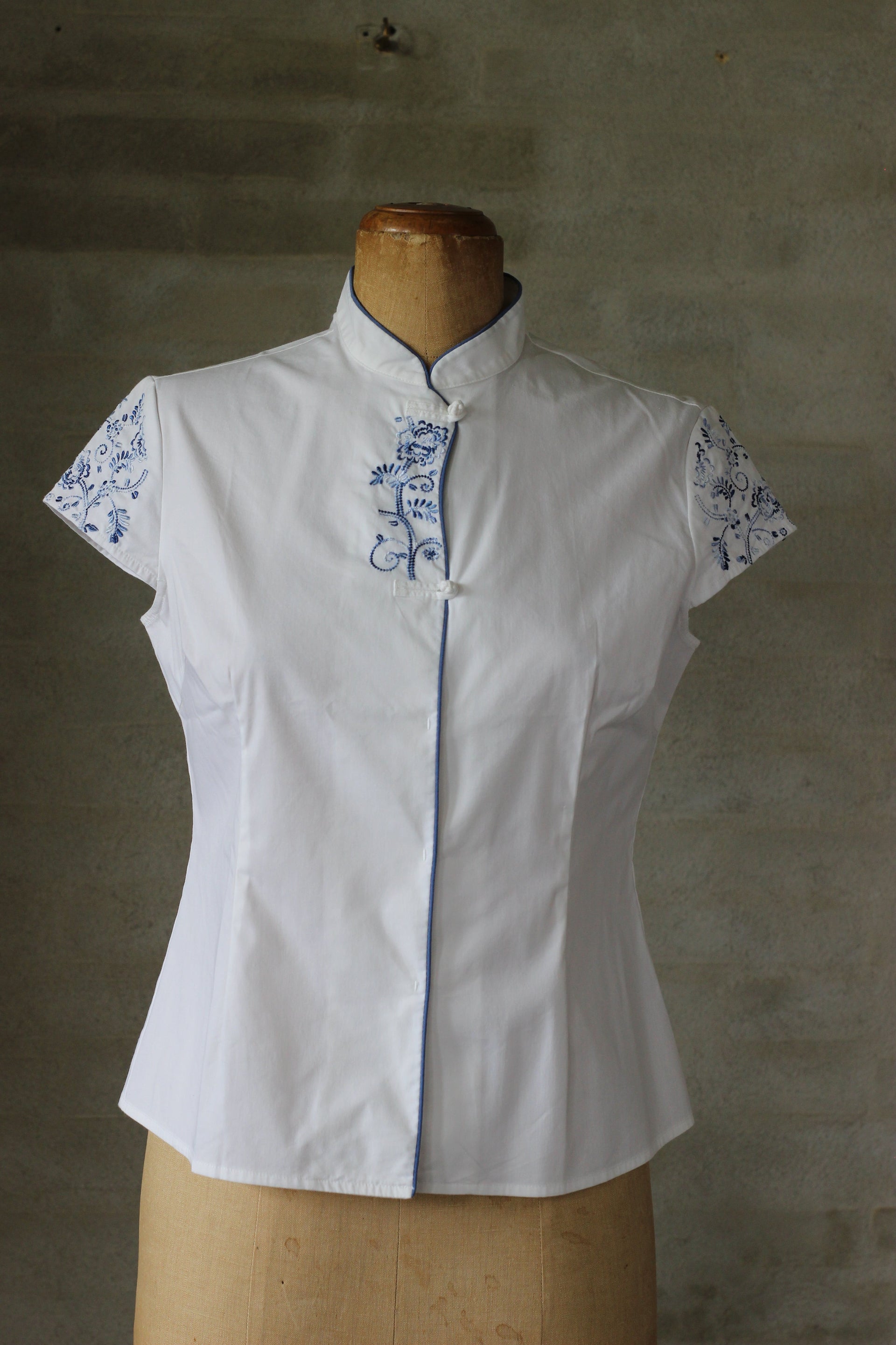 1990s White Blouse With Blue Embroidery/Size M