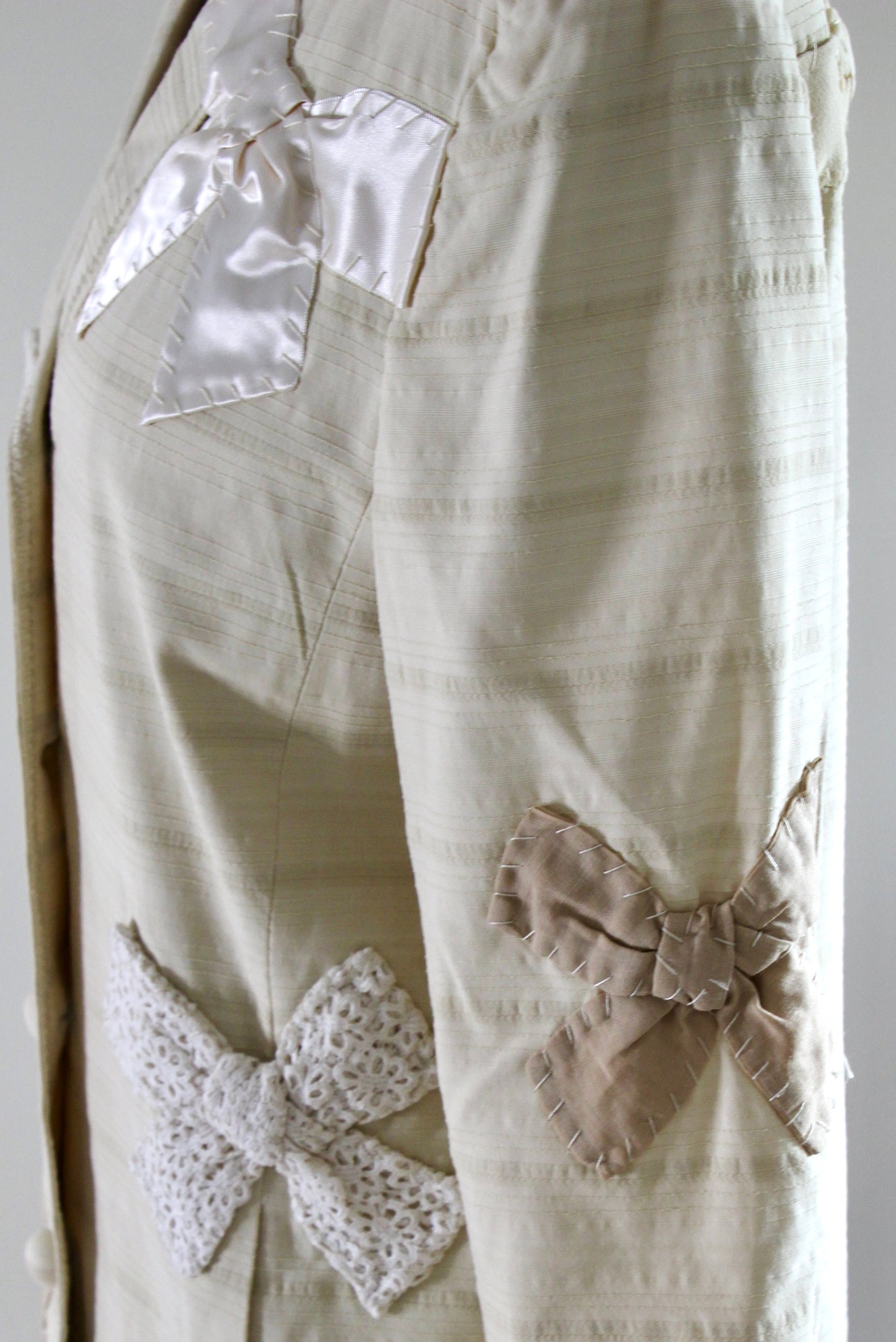1990s Italien Designer Ivory Light Coat Decorated with Fabric Bows//Size M