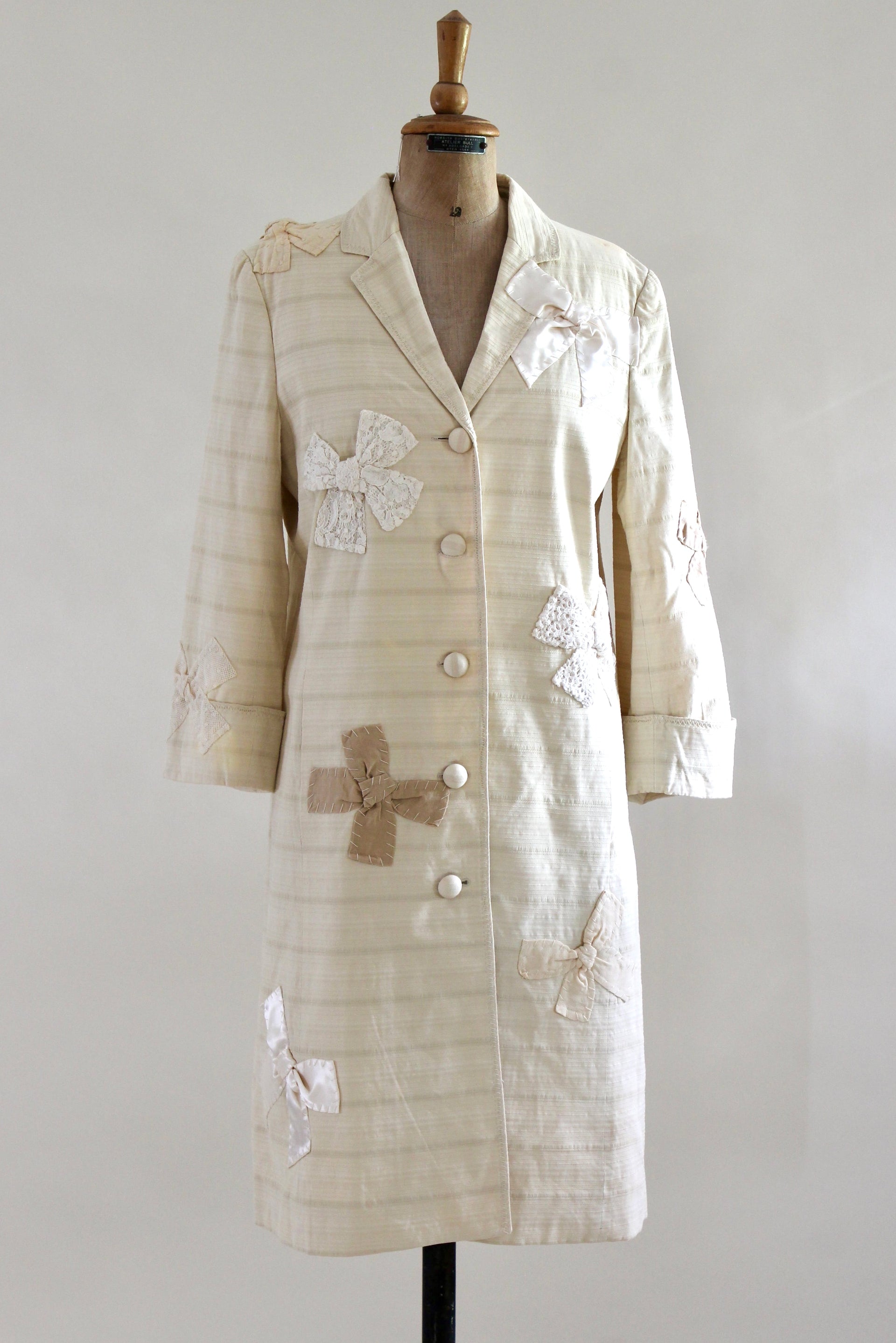 1990s Italien Designer Ivory Light Coat Decorated with Fabric Bows//Size M