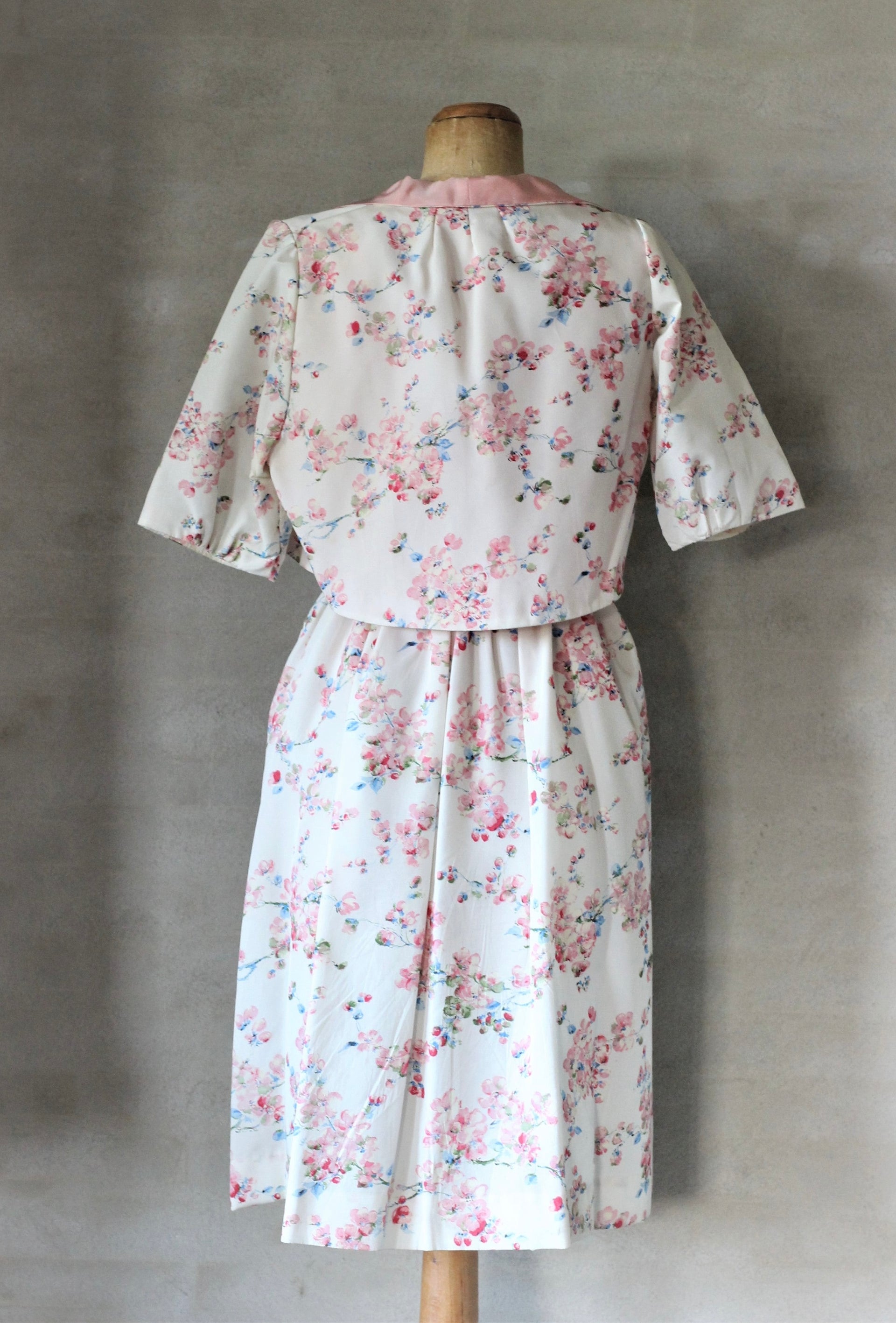 1950s White Taffeta Dress with Bolero//Blue and Pink Flowers//Size S/M