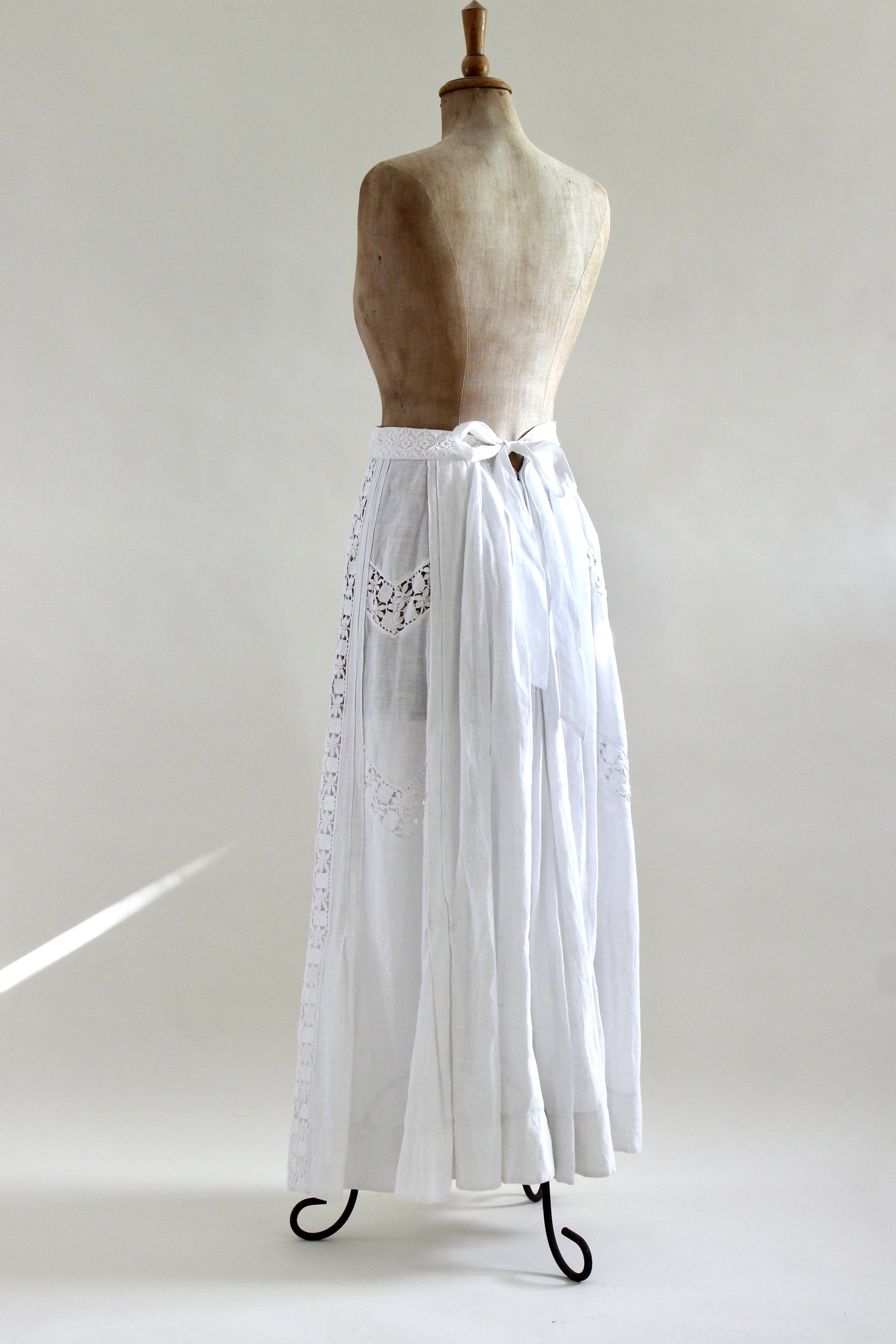 1960s 1970s High Waisted White Maxi Skirt // Size XS/S