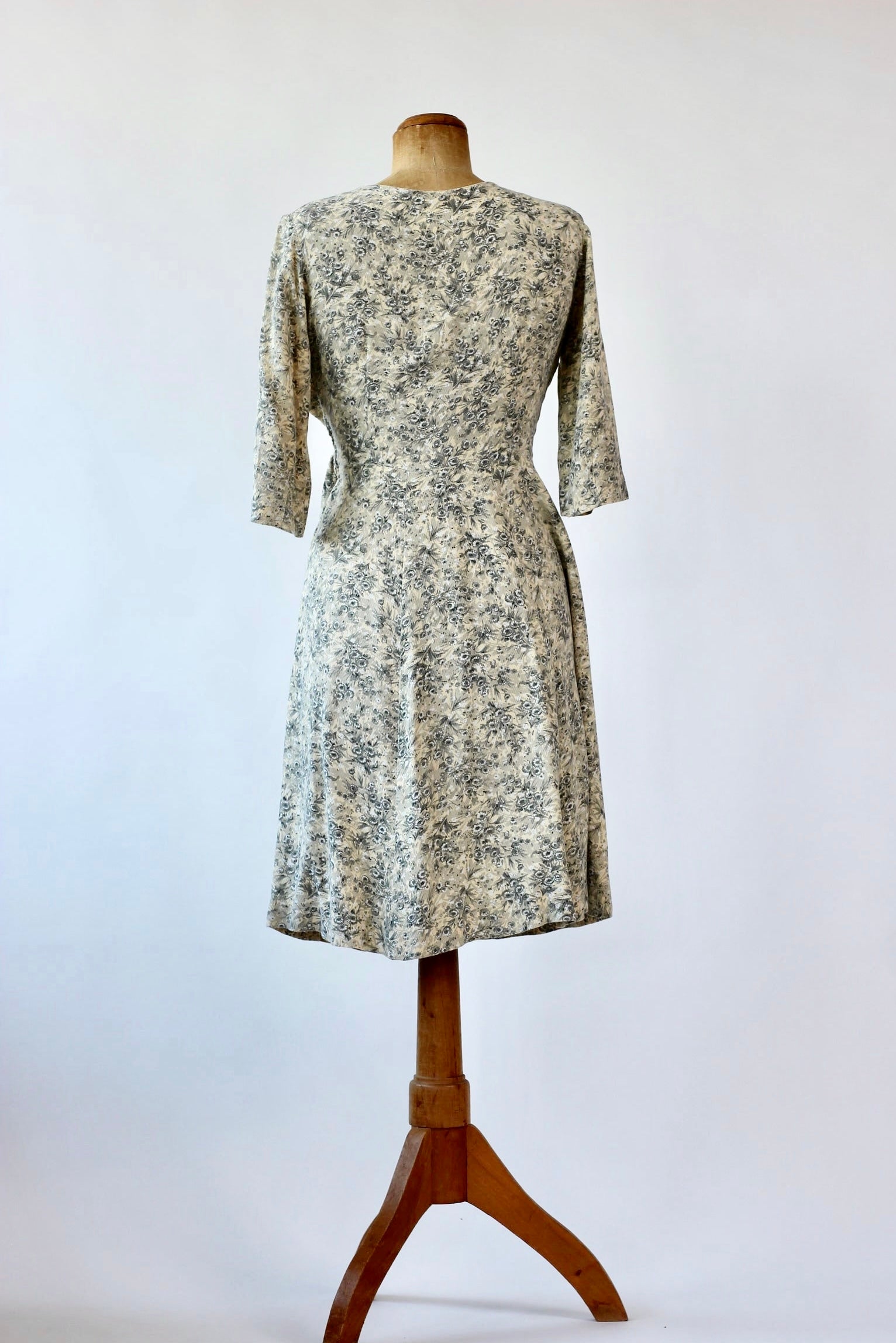 1940s Dress in Rayon with Flower Print//Size M