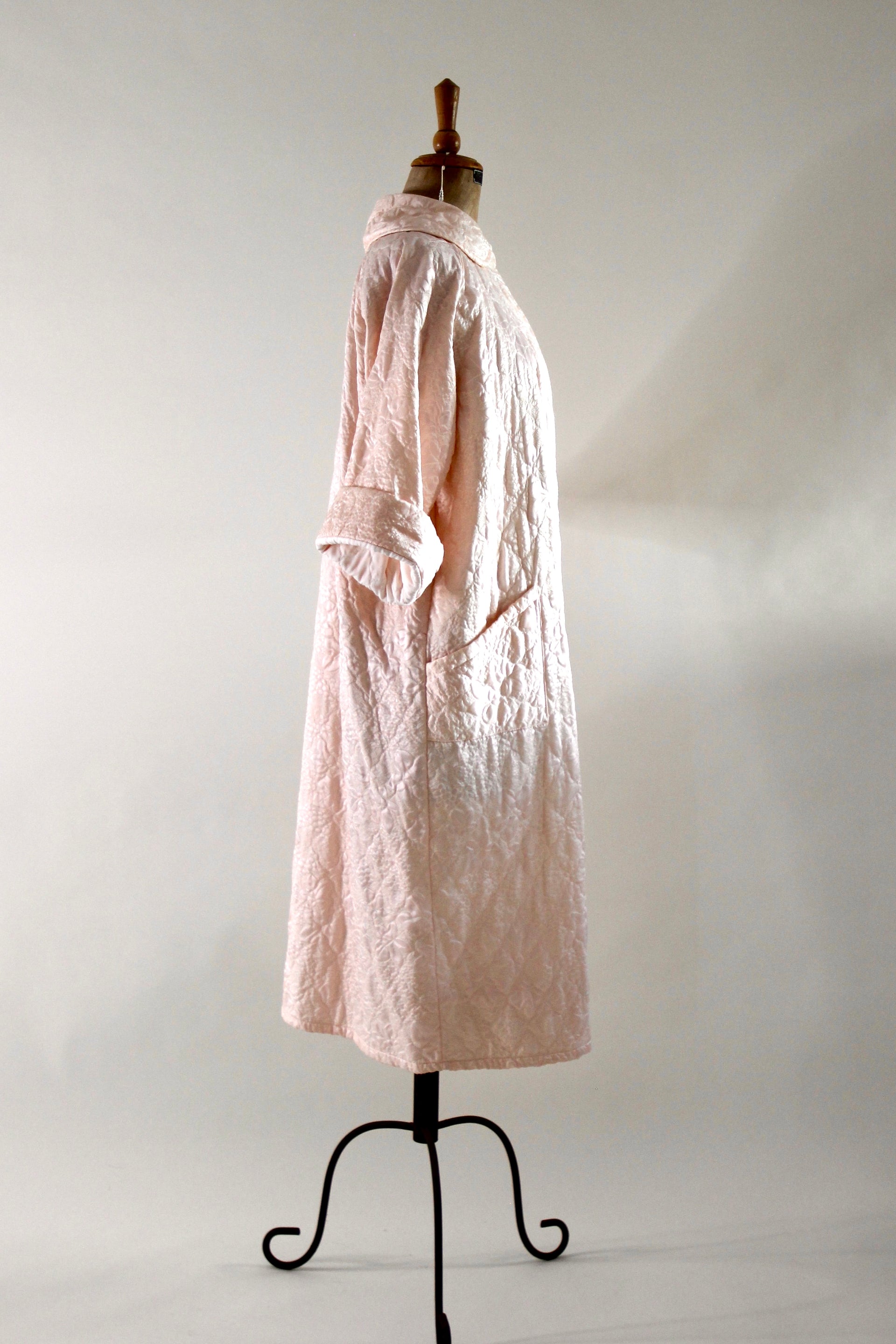 1960s Baby Pink Satin Quilted Robe//Light Coat//Oversized Coat//Size M-XL