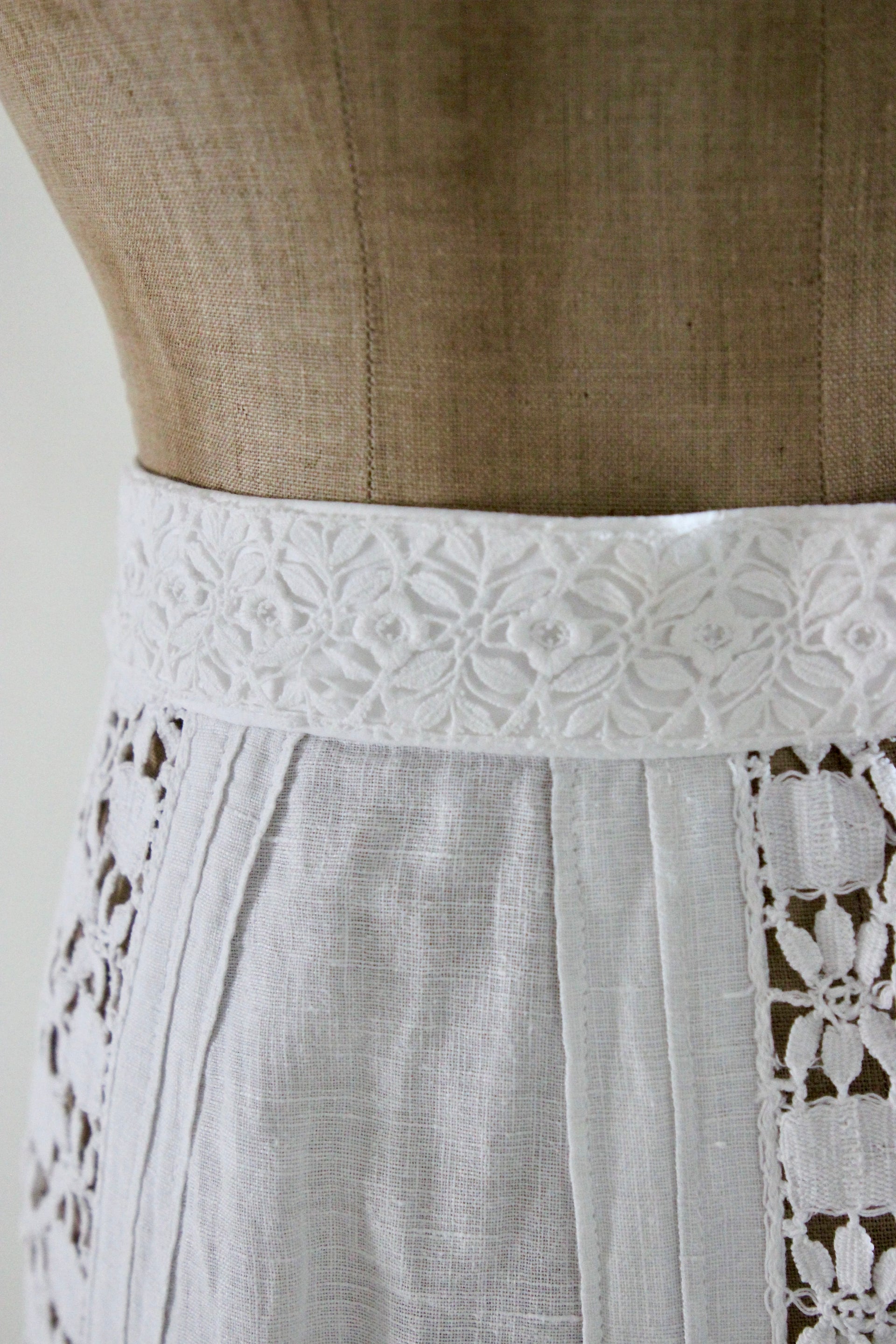 1960s 1970s High Waisted White Maxi Skirt // Size XS/S