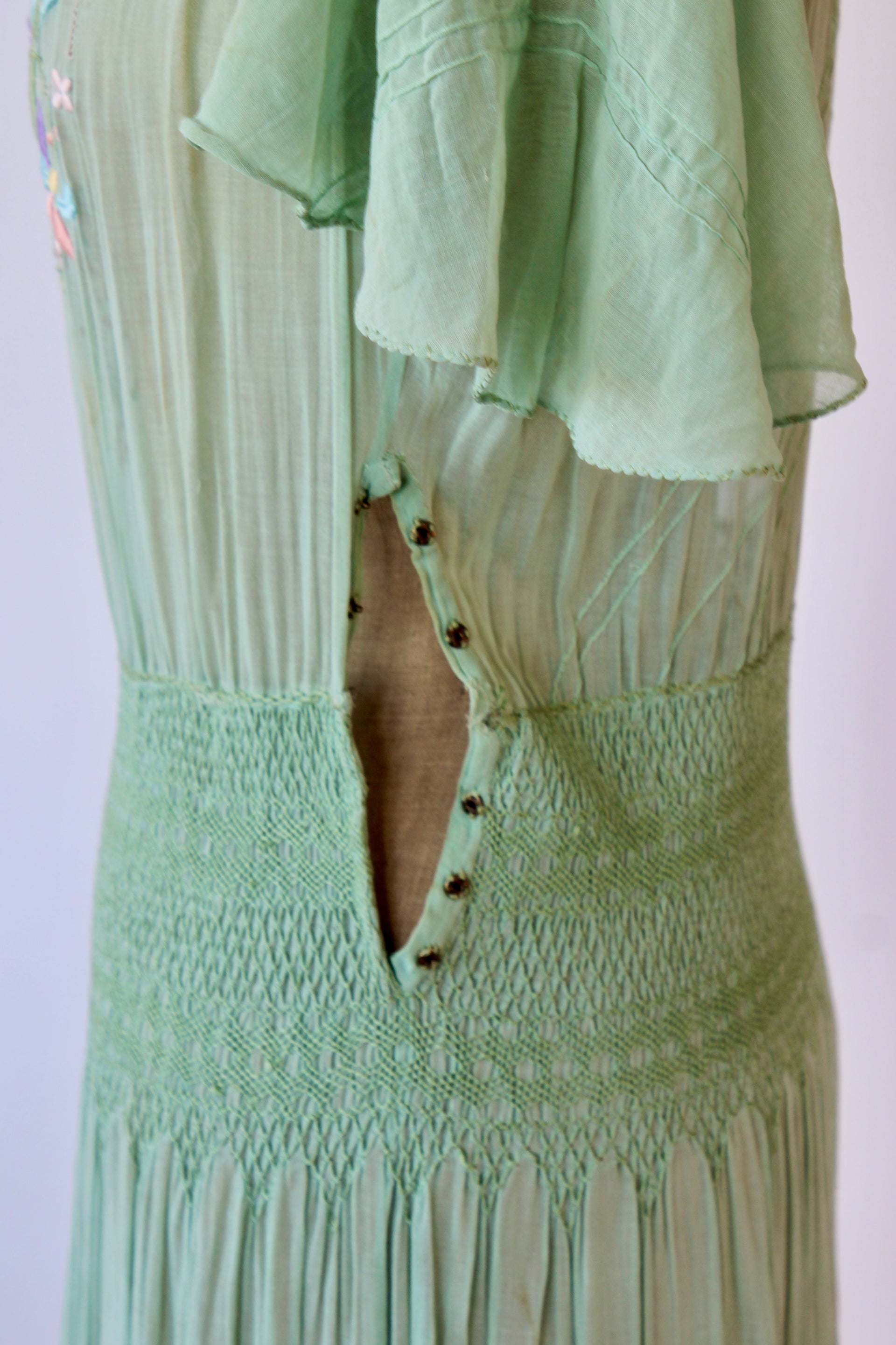 1920s 1930s Hungarian Embroidered Short Sleeve Green Dress//Size M/L