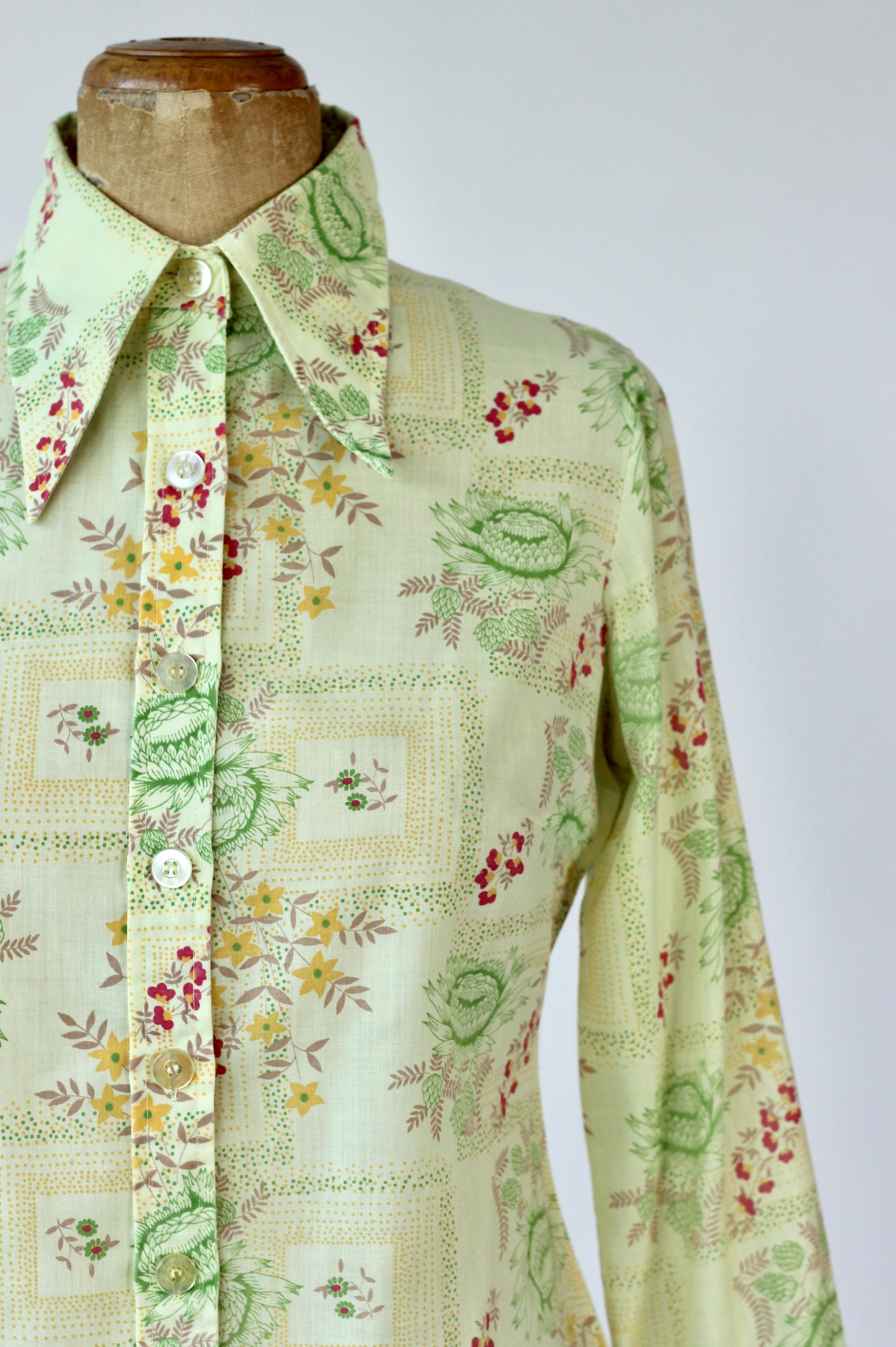 1970s Vintage Yellow Shirt with Floral Pattern // Size S/M