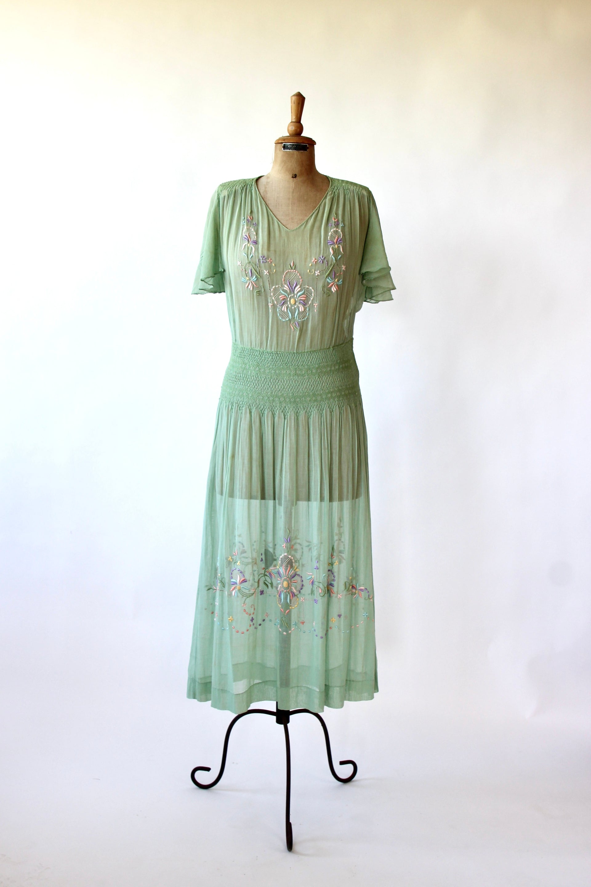 1920s 1930s Hungarian Embroidered Short Sleeve Green Dress//Size M/L