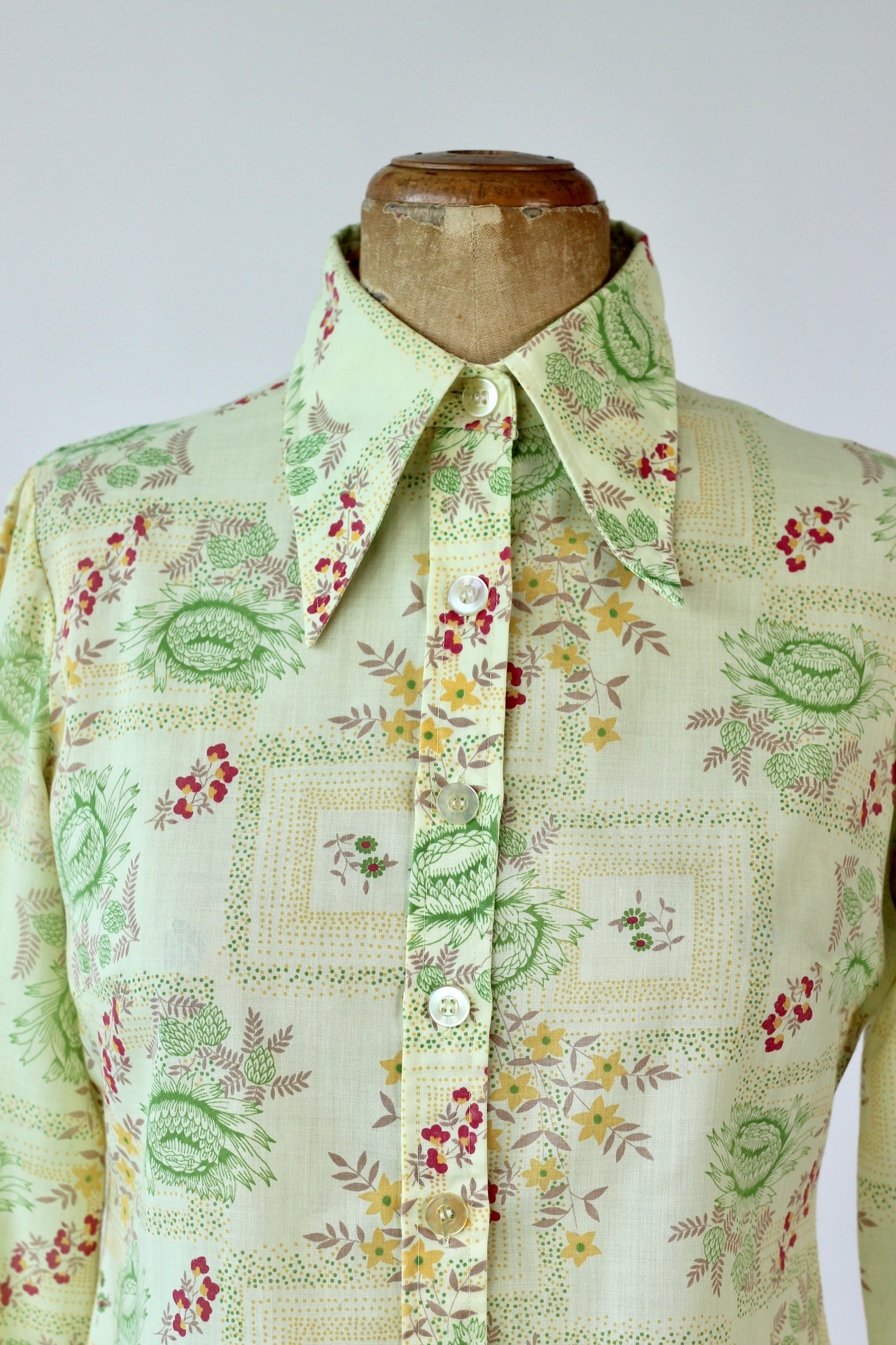 1970s Vintage Yellow Shirt with Floral Pattern // Size S/M