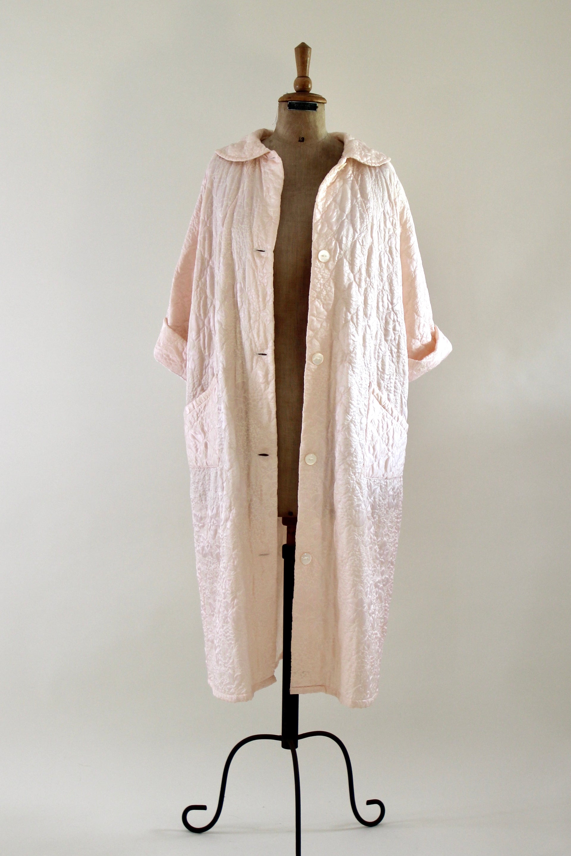 1960s Baby Pink Satin Quilted Robe//Light Coat//Oversized Coat//Size M-XL