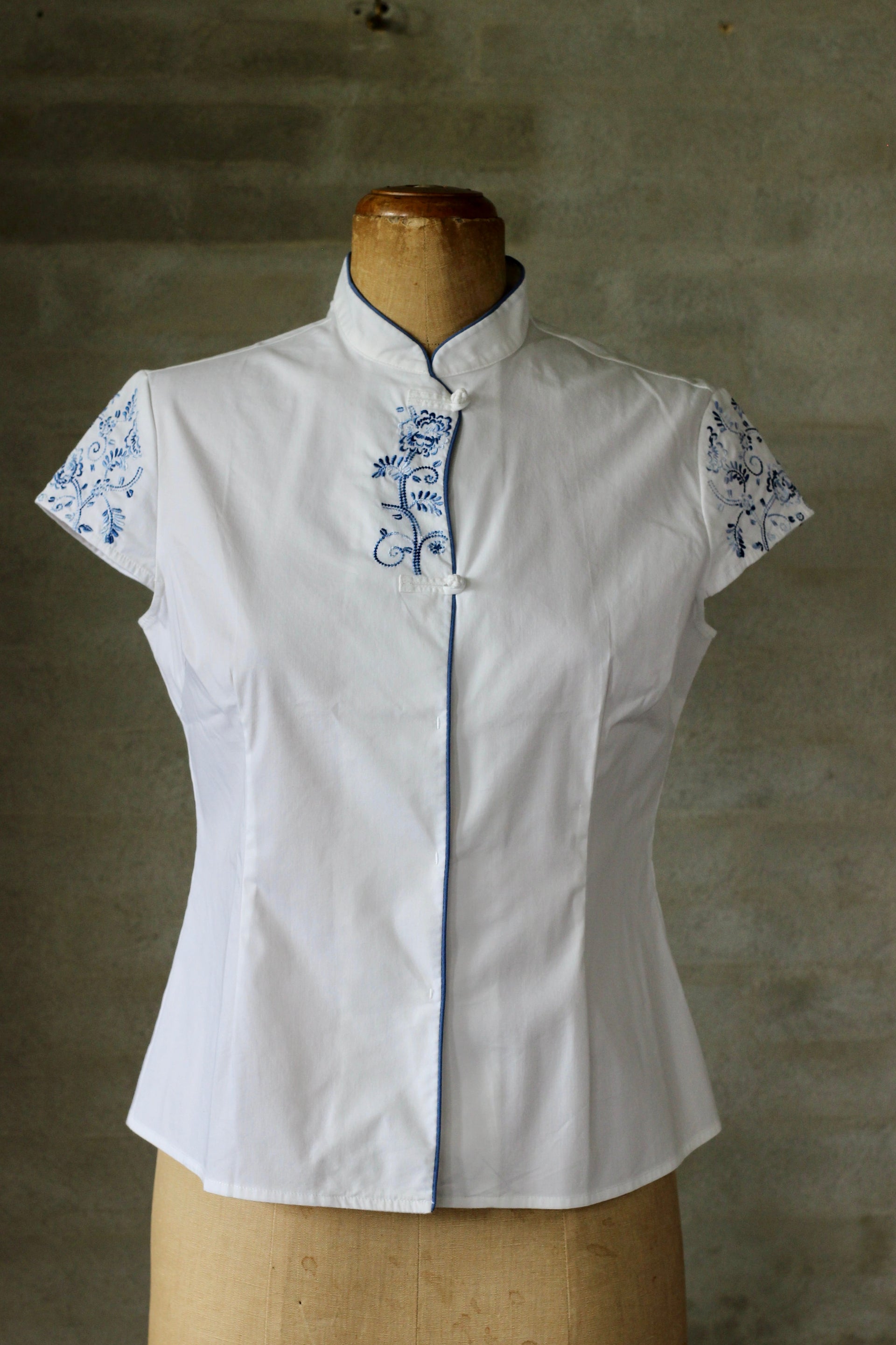 1990s White Blouse With Blue Embroidery/Size M